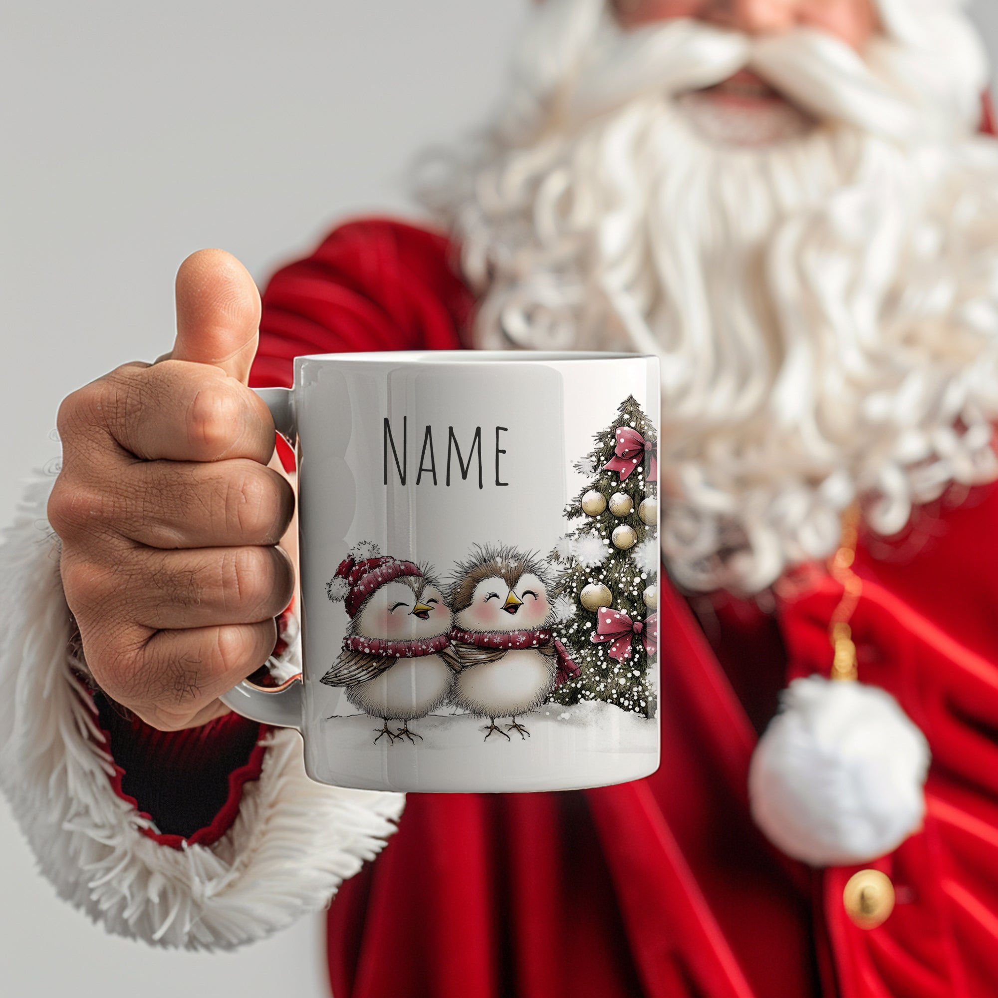 Tasse mit zwei Pinguinen und Weihnachtsbaum, personalisierbar.