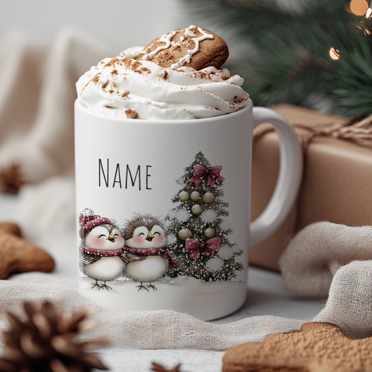 Tasse mit Pinguinen, Weihnachtsbaum und Sahnehaube.