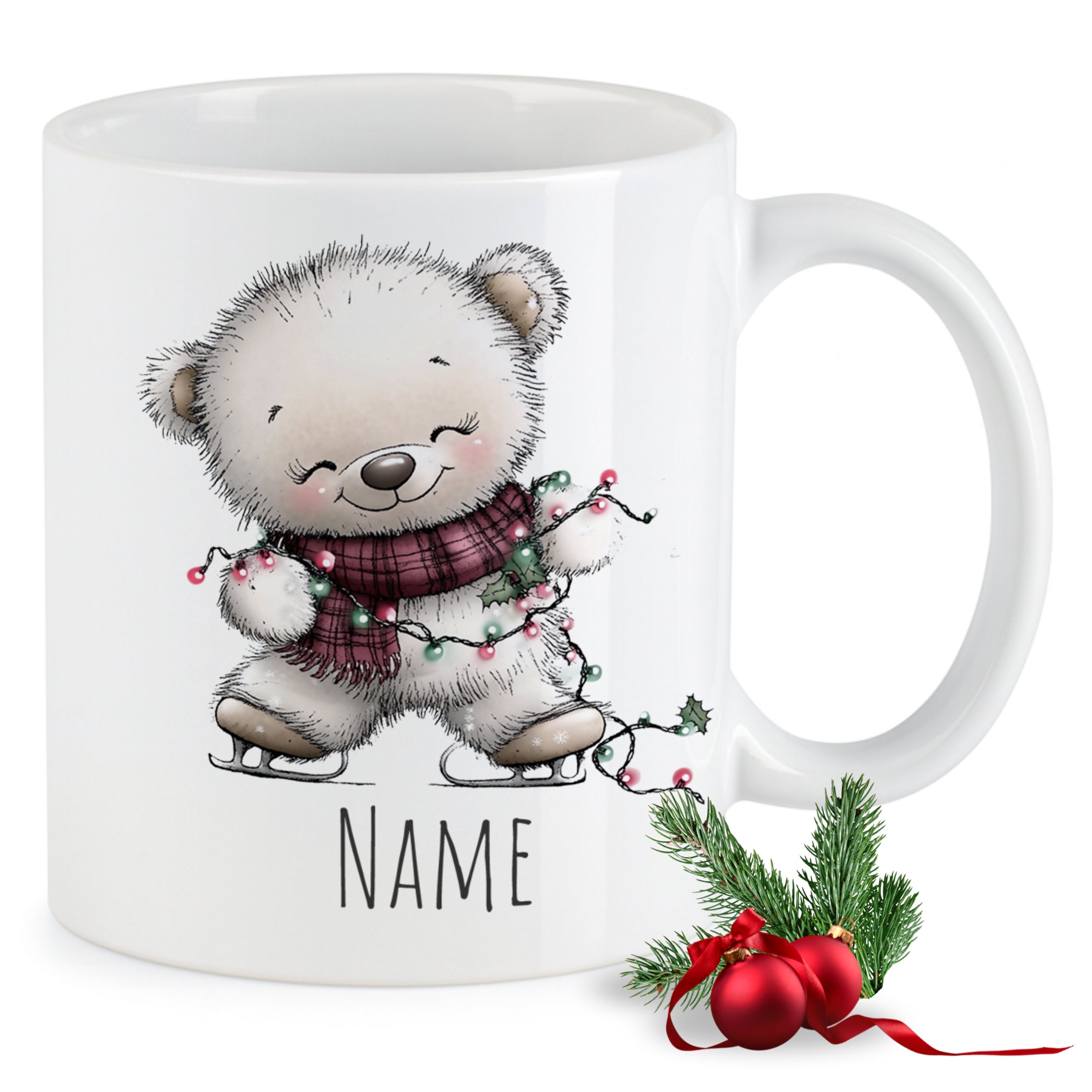 Weißer Becher mit niedlichem Bären und Weihnachtsdeko.
