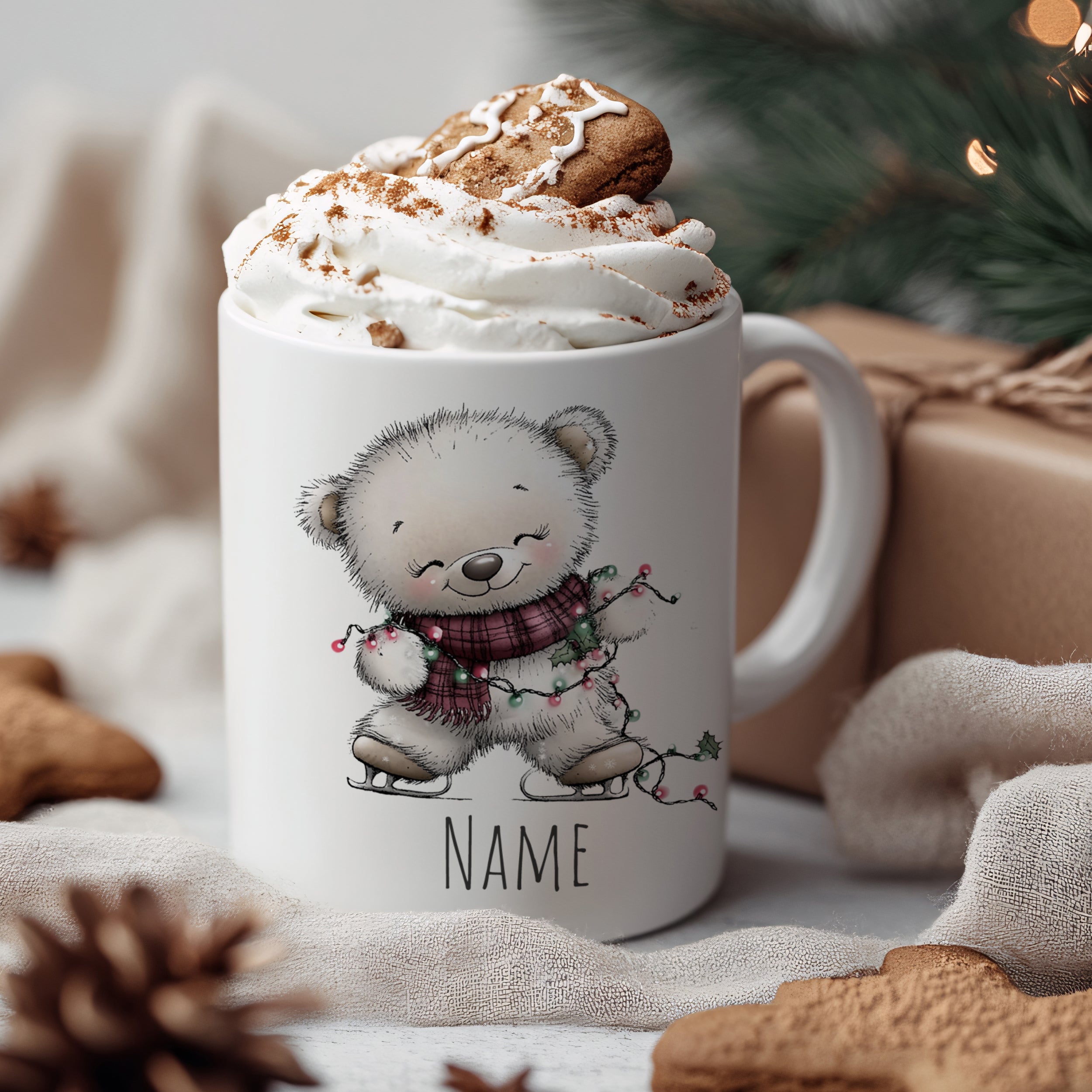 Tasse mit süßem Bären, Sahne, Lebkuchen und Weihnachtsdeko.