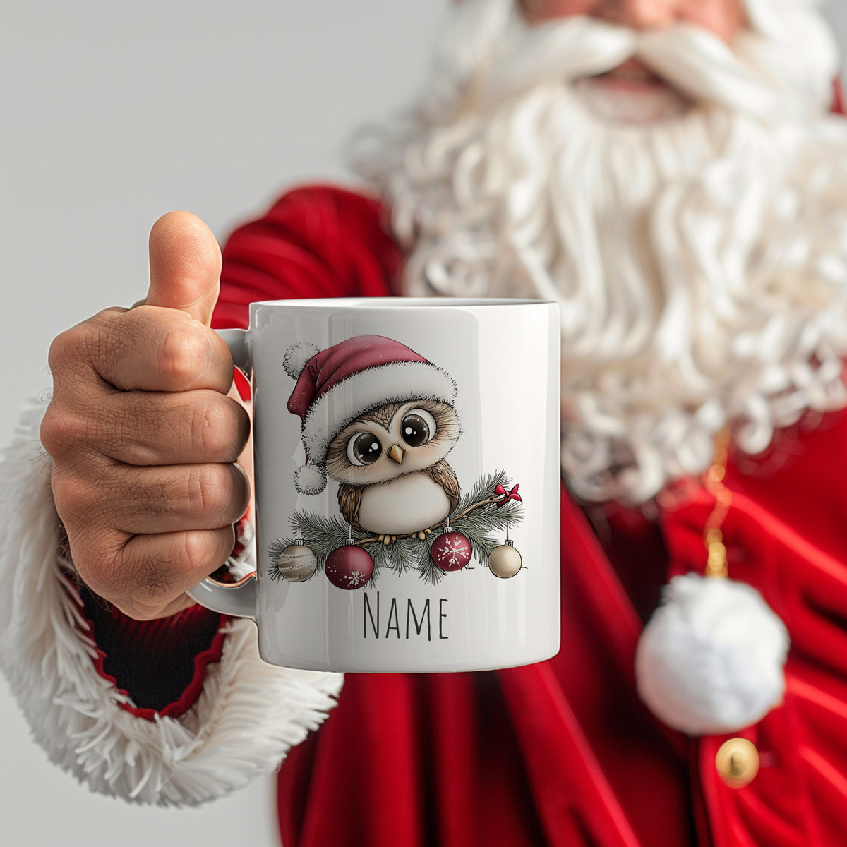 Tasse mit Eule im Weihnachtsdesign und personalisierbarem Namen.