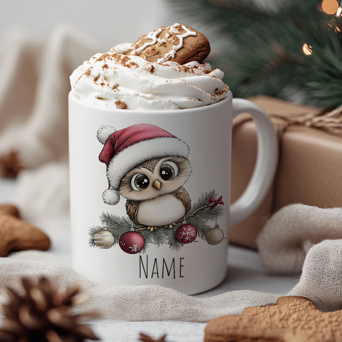 Weißer Becher mit Eule, Weihnachtsmütze und personalisierbarem Namen.