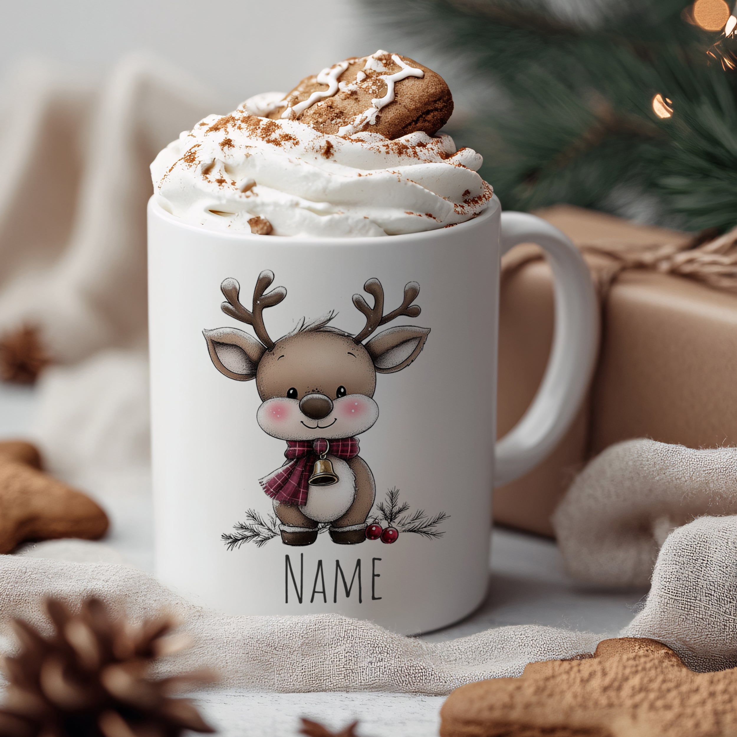 Tasse mit Rentier-Motiv, weiß, mit Sahne und Keks.