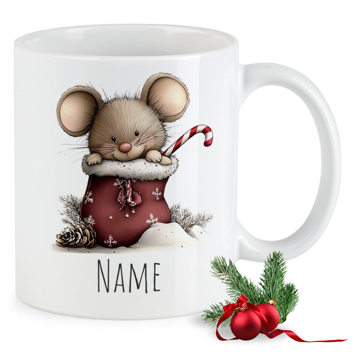 Weiße Tasse mit niedlicher Maus im Weihnachtsstrumpf.