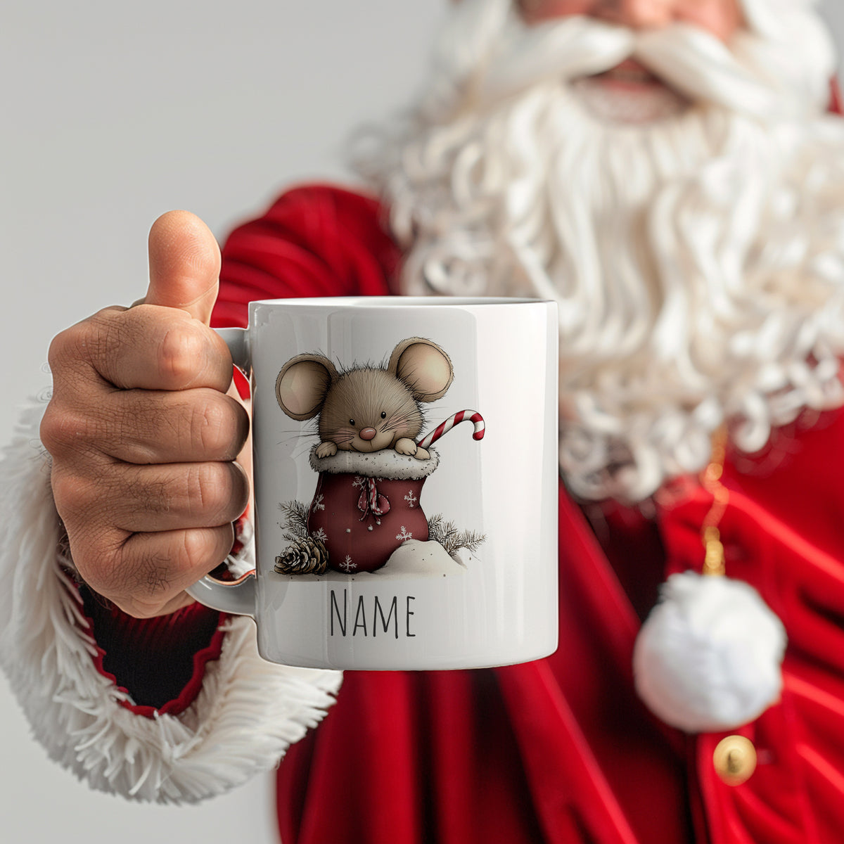 Tasse mit niedlicher Maus im Weihnachtsdesign, personalisierbar.