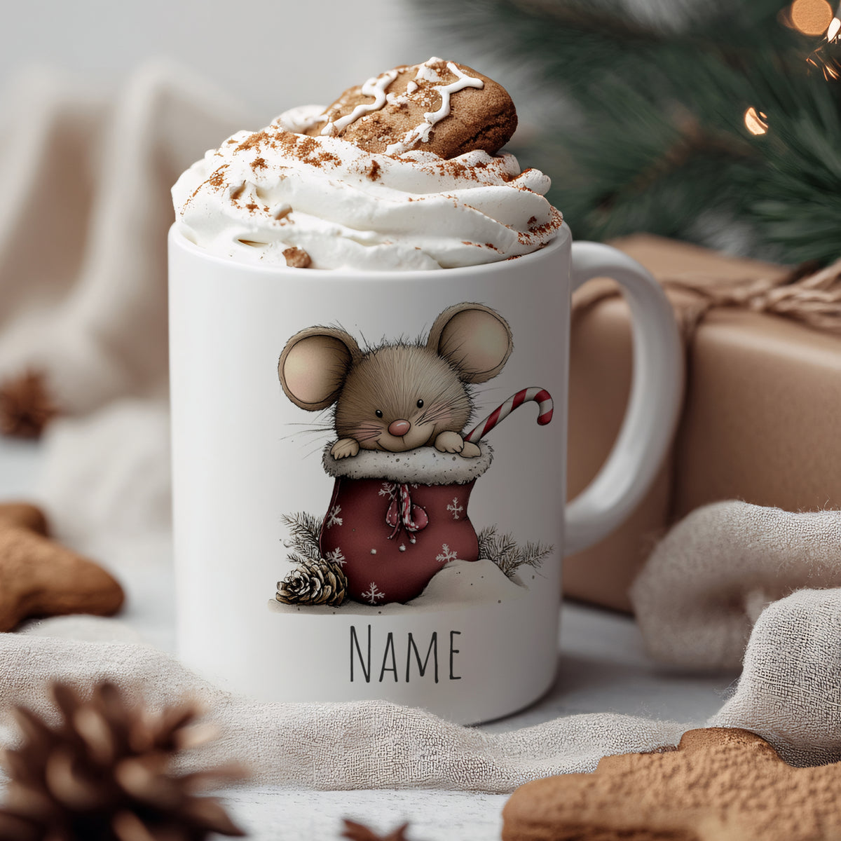 Tasse mit Maus, rotem Sack und Sahnehaube.