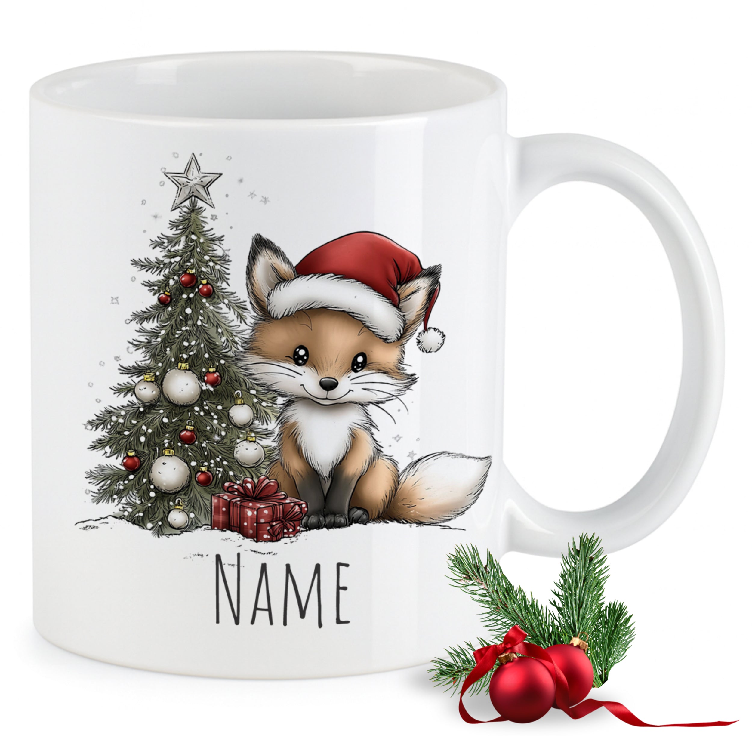 Weißer Kaffeebecher mit Fuchs, Weihnachtsbaum und Geschenken.