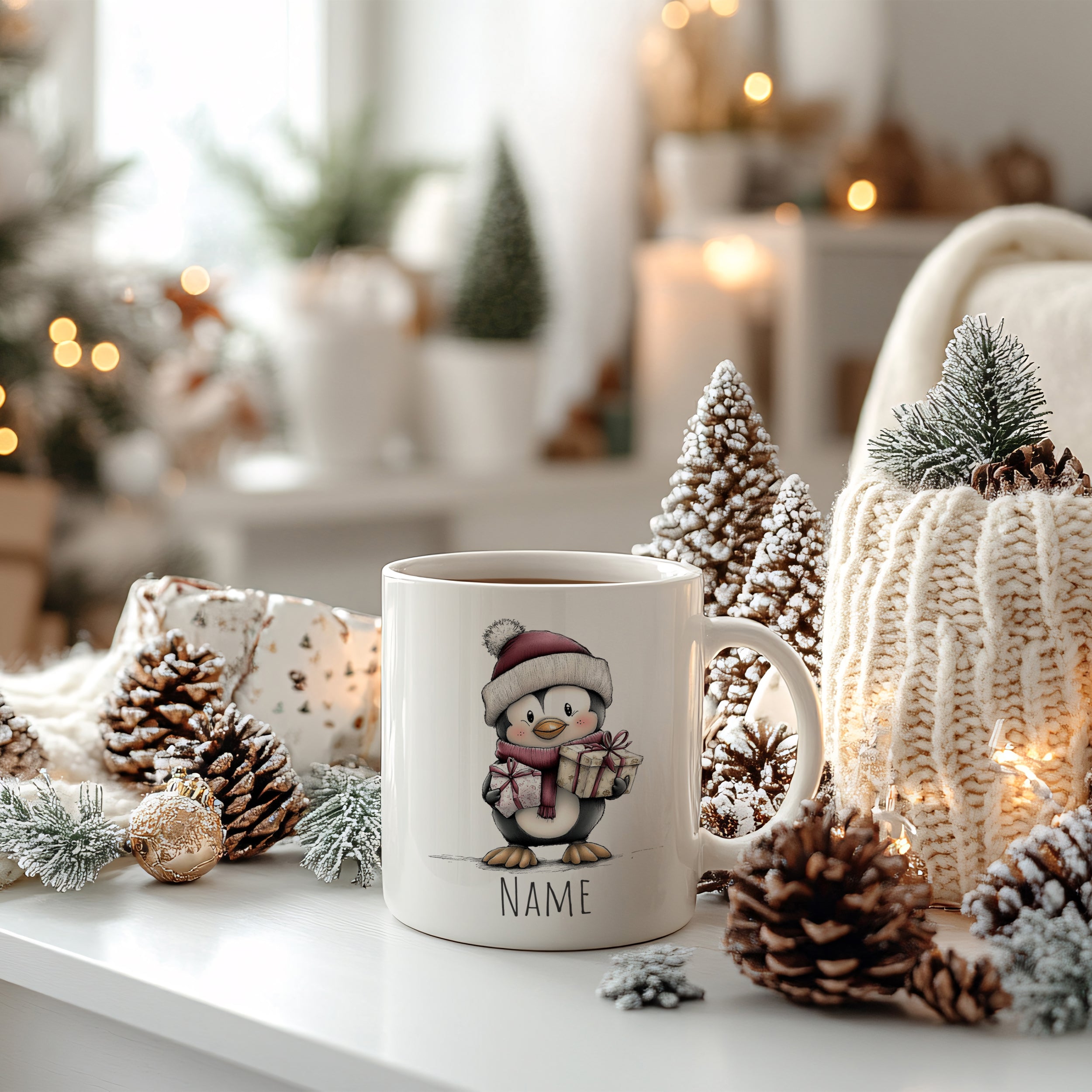 Tasse mit Pinguin-Motiv, winterlich dekoriert, personalisierbar.
