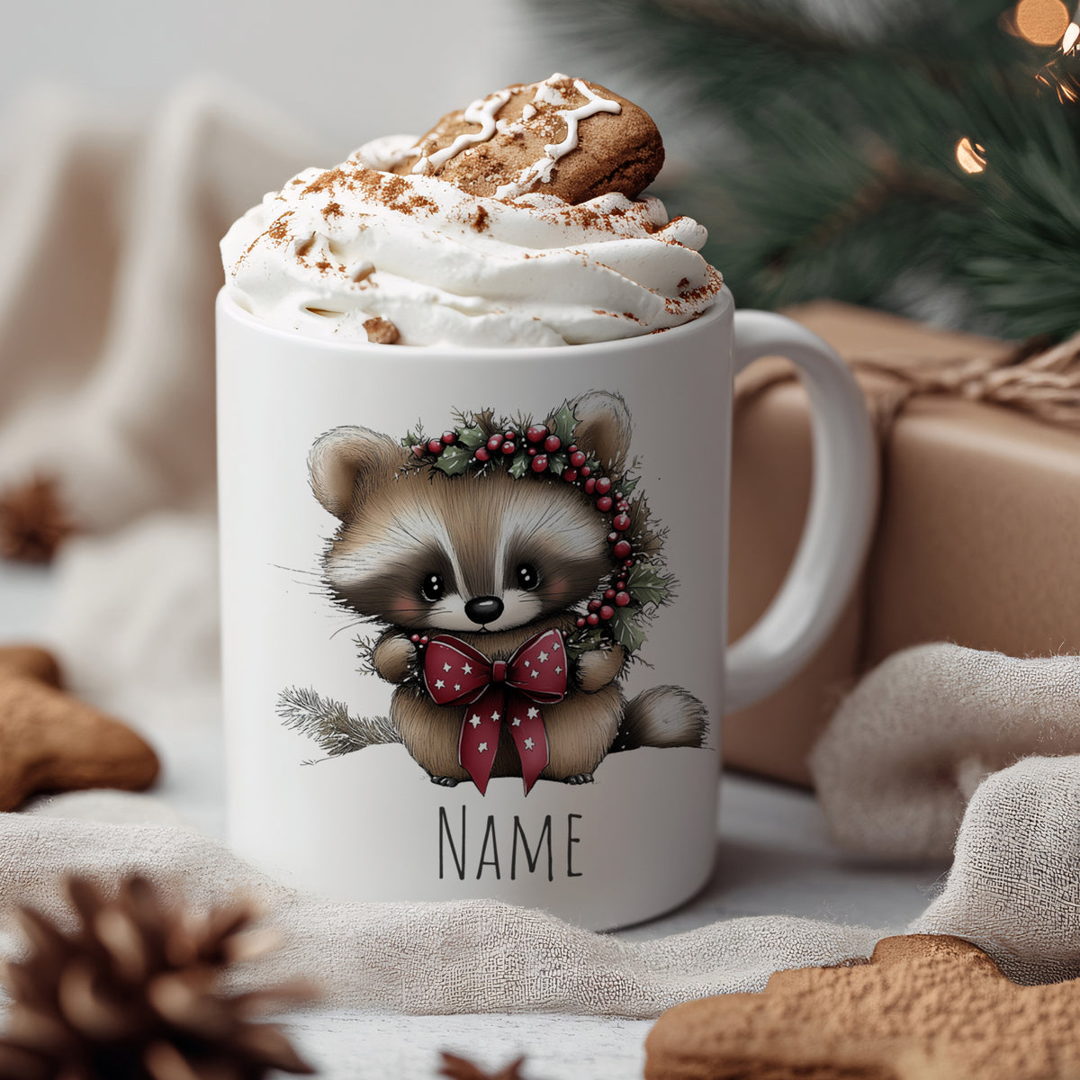 Tasse mit Waschbär-Motiv, weiß, mit Sahne und Plätzchen.