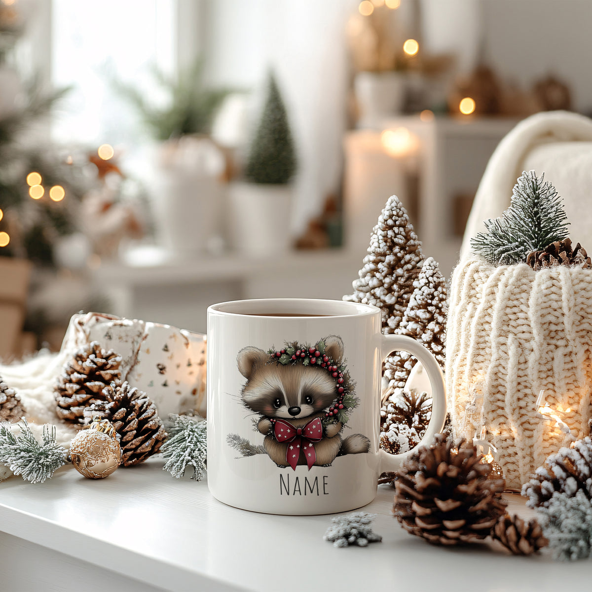 Tasse mit Waschbär-Motiv, festlich dekoriert, winterliche Atmosphäre.