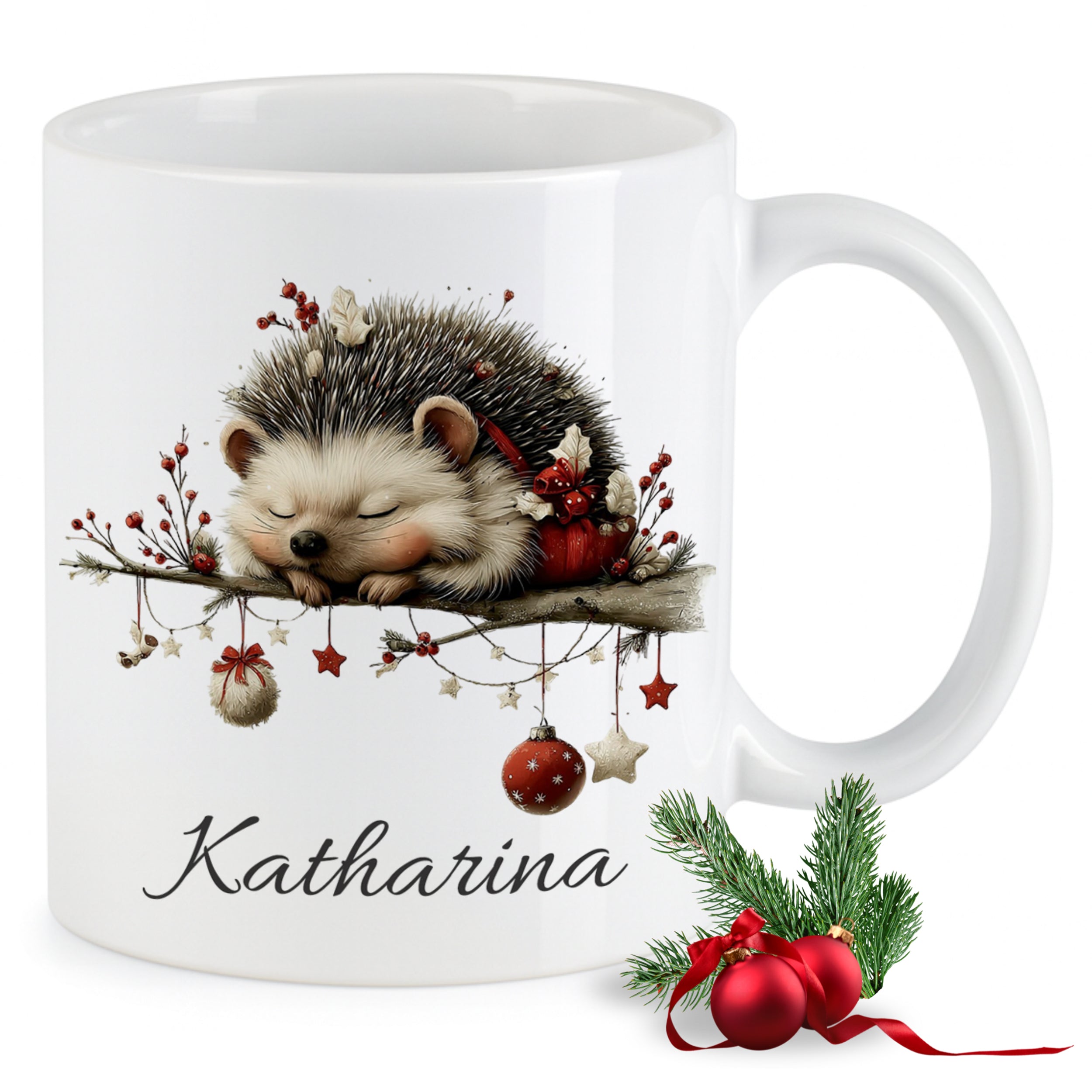 Schlafender Igel auf weißer Tasse mit Weihnachtsdeko.