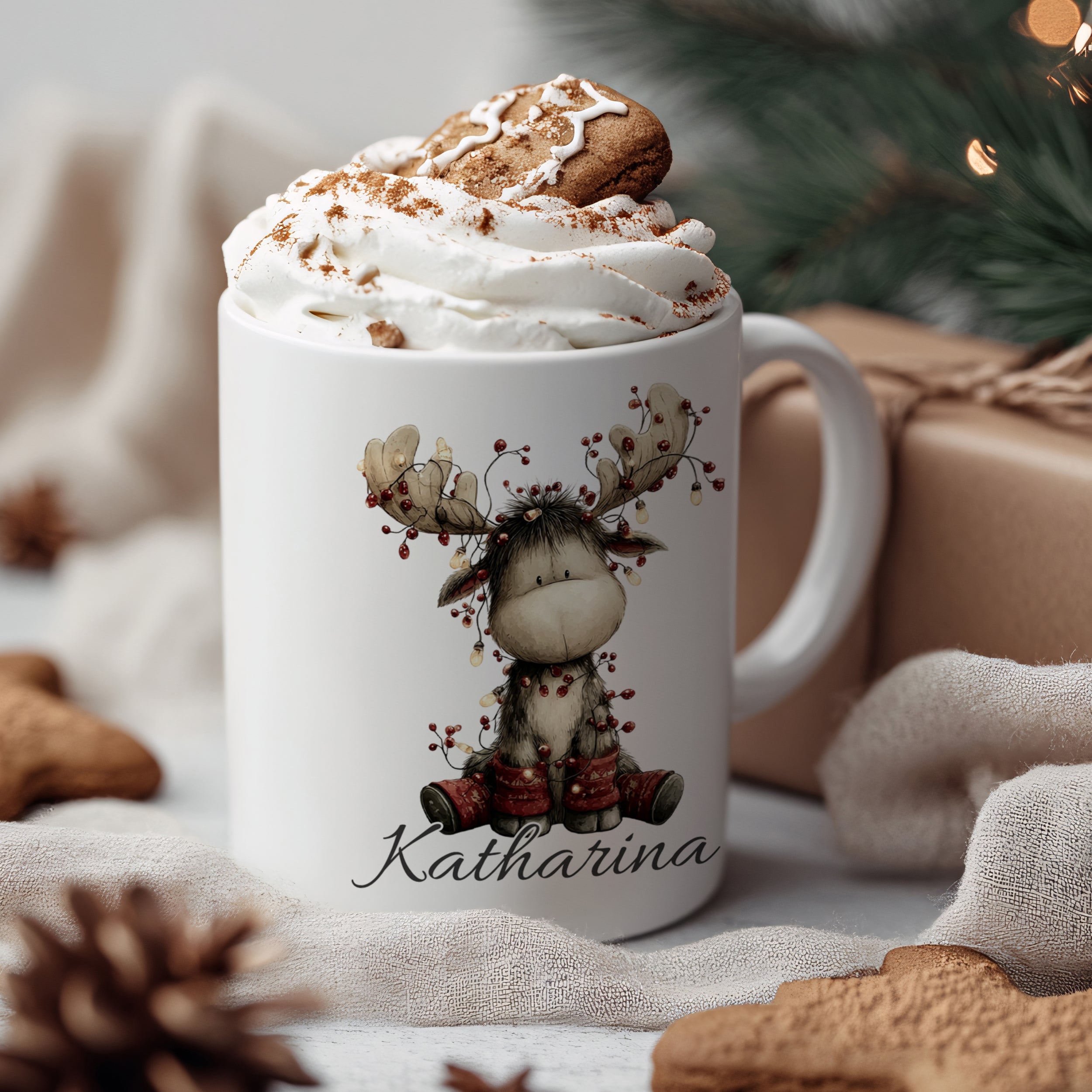 Tasse mit Rentier-Motiv und Sahnehaube, personalisiert.
