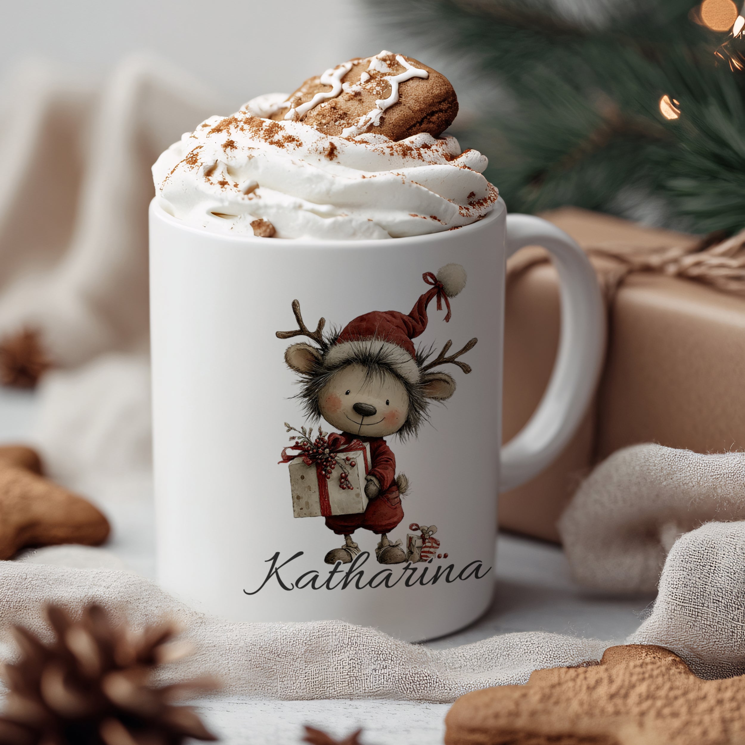 Weißer Becher mit Rentier-Motiv und personalisiertem Namen.