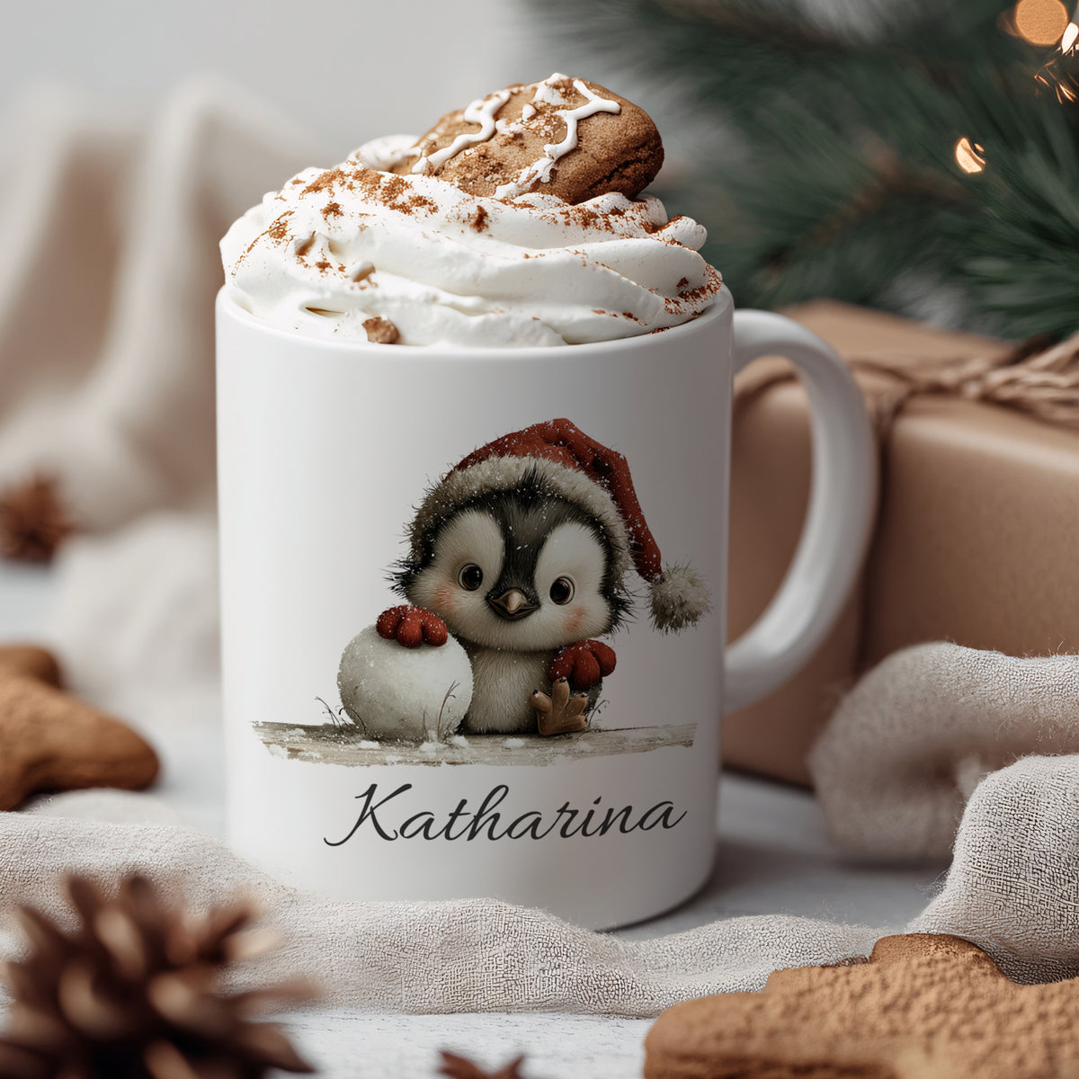 Tasse mit Pinguin-Motiv und Sahnehaube, personalisiert.