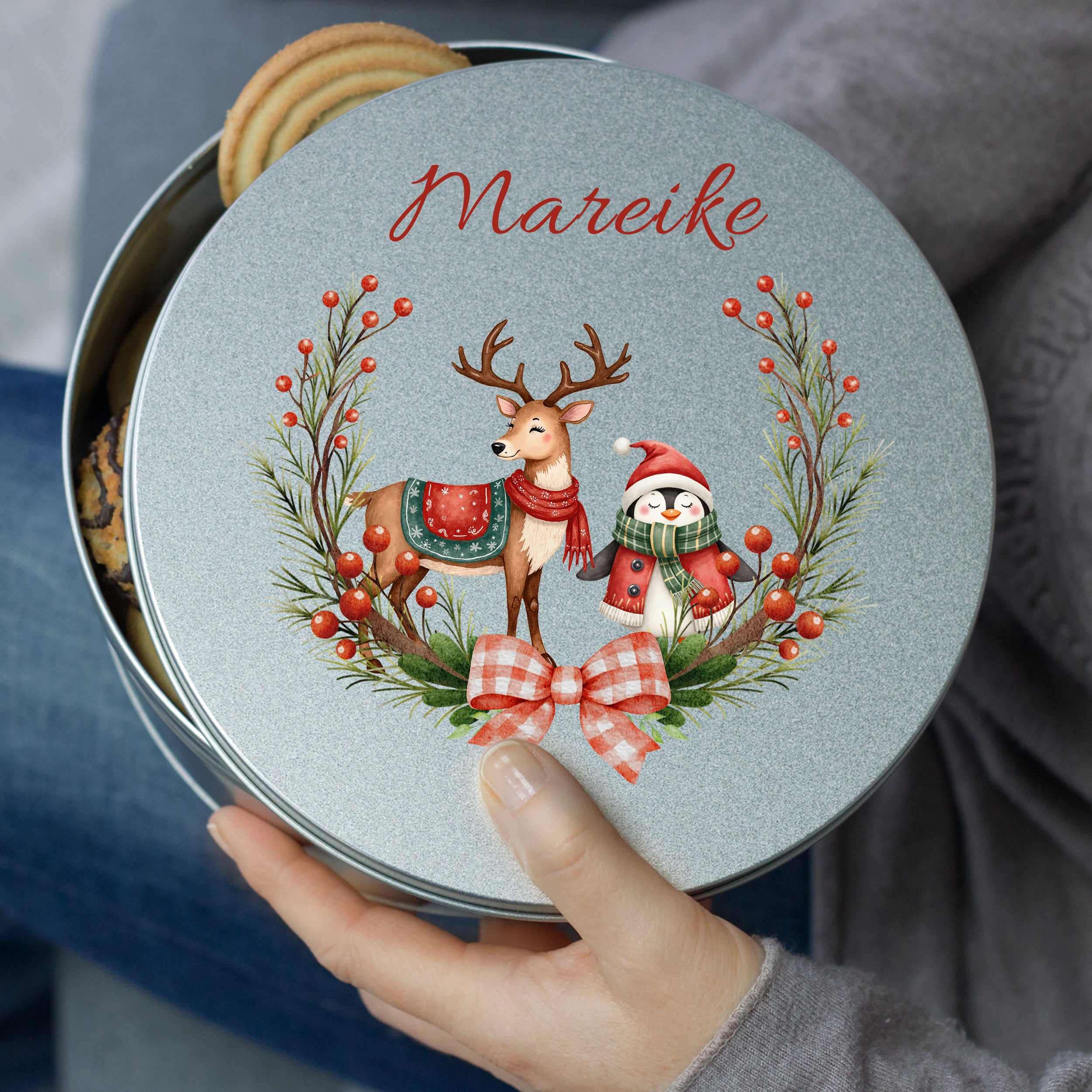 Graue Keksdose mit Rentier und Schneemann, personalisiert mit "Mareike".