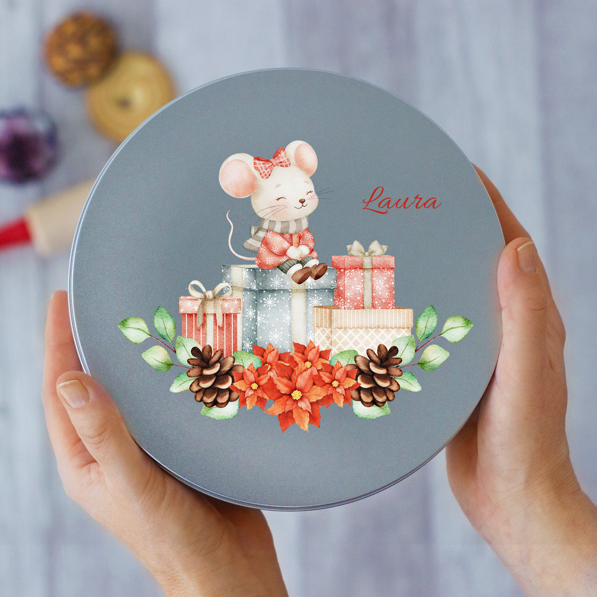 Graue Geschenkbox mit Maus, Geschenken und Weihnachtsblumen.