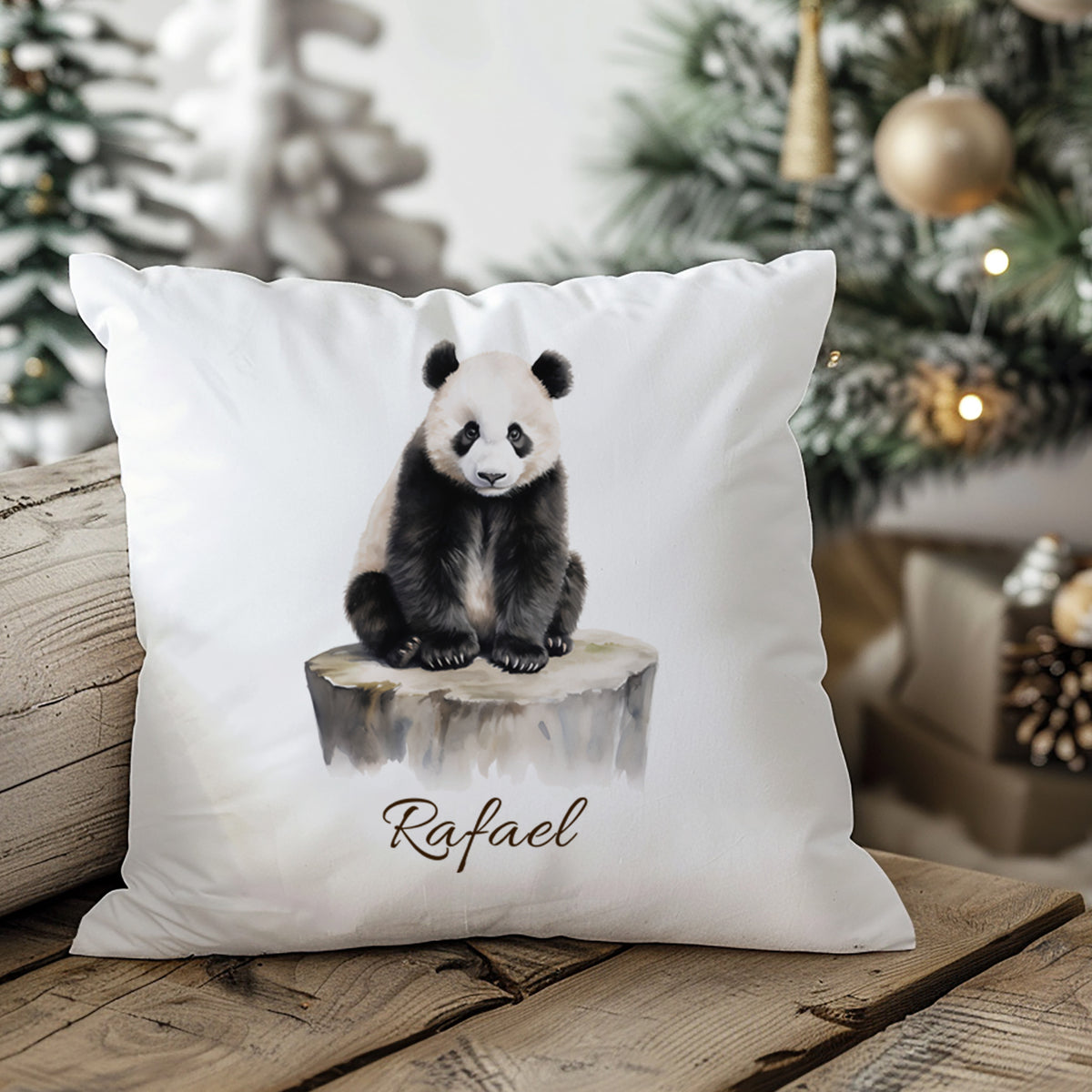 Kissenbezug mit Pandamotiv und Wunschname in weihnachtlicher Wohnszene