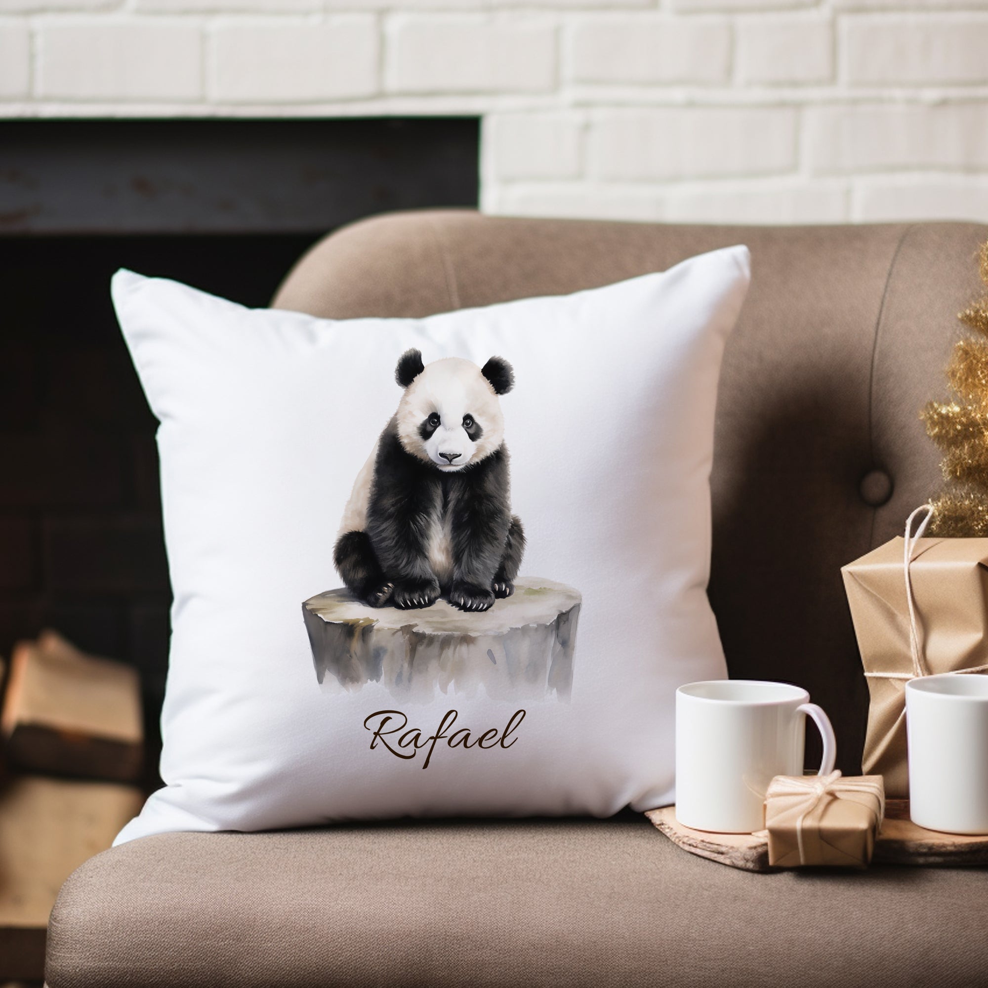 Kissenbezug mit Pandamotiv und Wunschname in Wohnszene mit Geschenken
