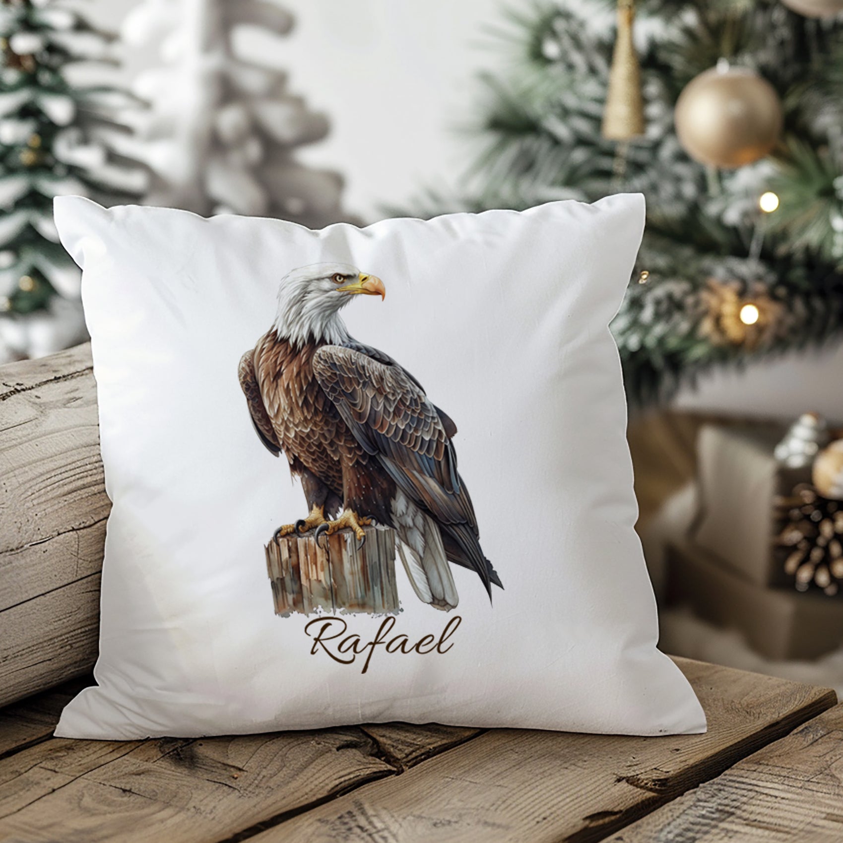 Kissenbezug mit Adlermotiv und Wunschname in weihnachtlicher Wohnszene