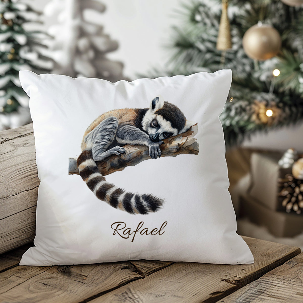 Kissenbezug mit schlafendem Lemurenmotiv und Wunschname in weihnachtlicher Wohnszene