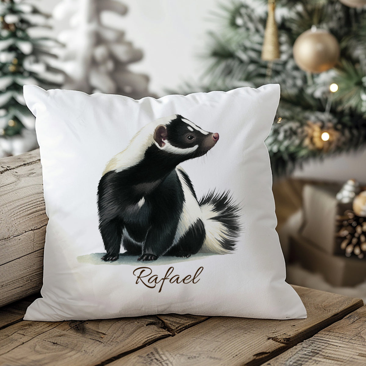 Kissenbezug mit Stinktiermotiv und Wunschname in weihnachtlicher Wohnszene