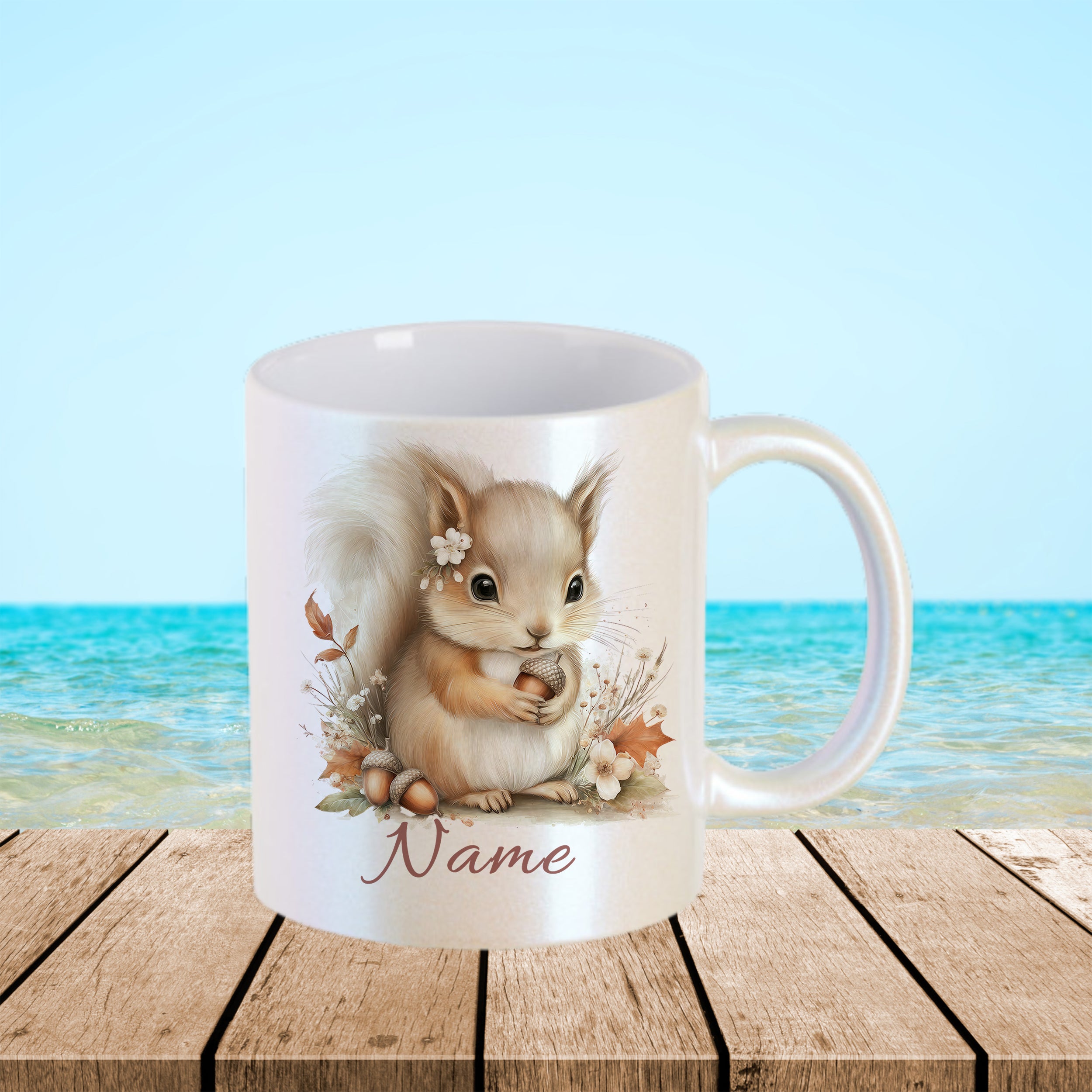 Tasse mit Eichhörnchen-Motiv und personalisierbarem Namen.