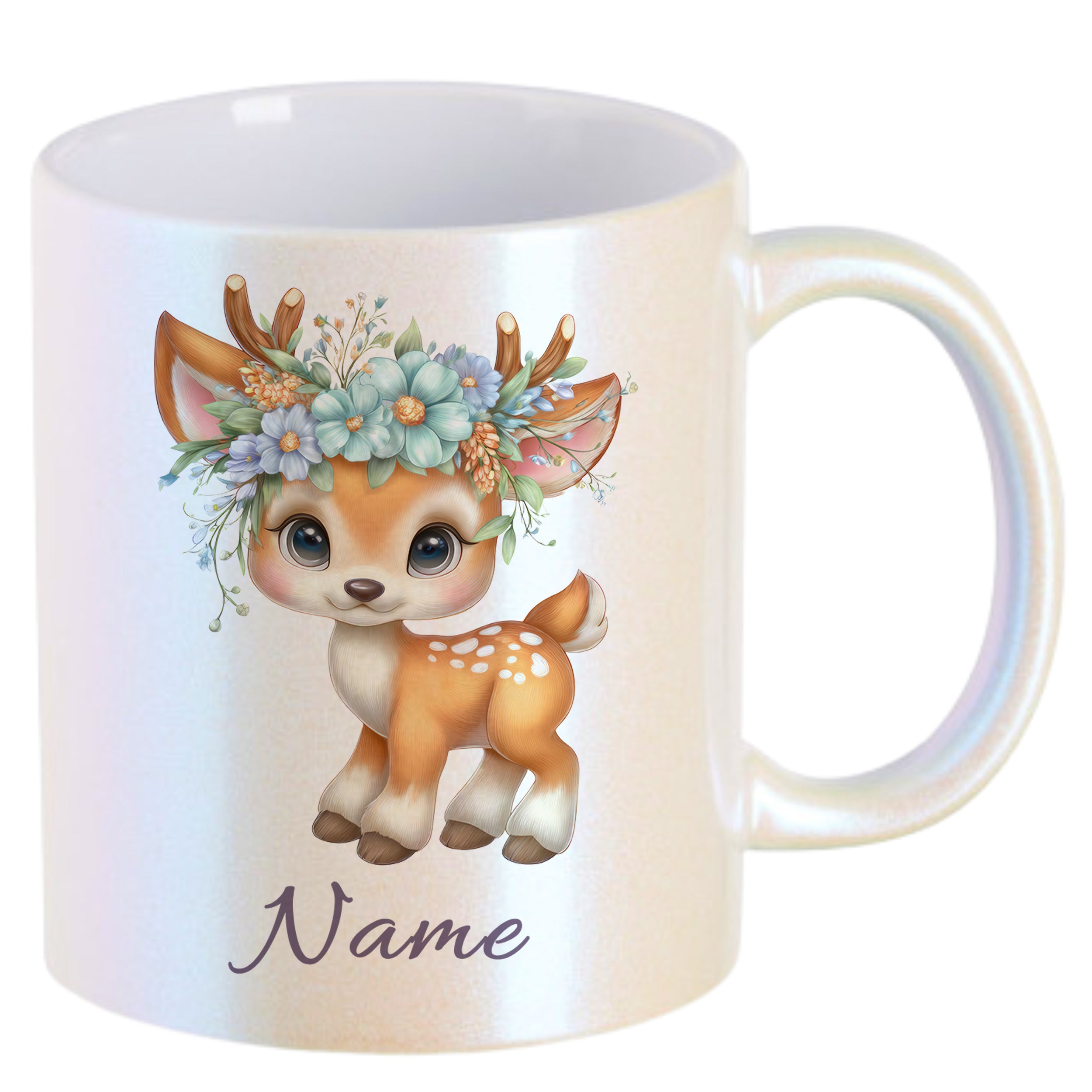 Helle Tasse mit niedlichem Reh und Blumenkranz.