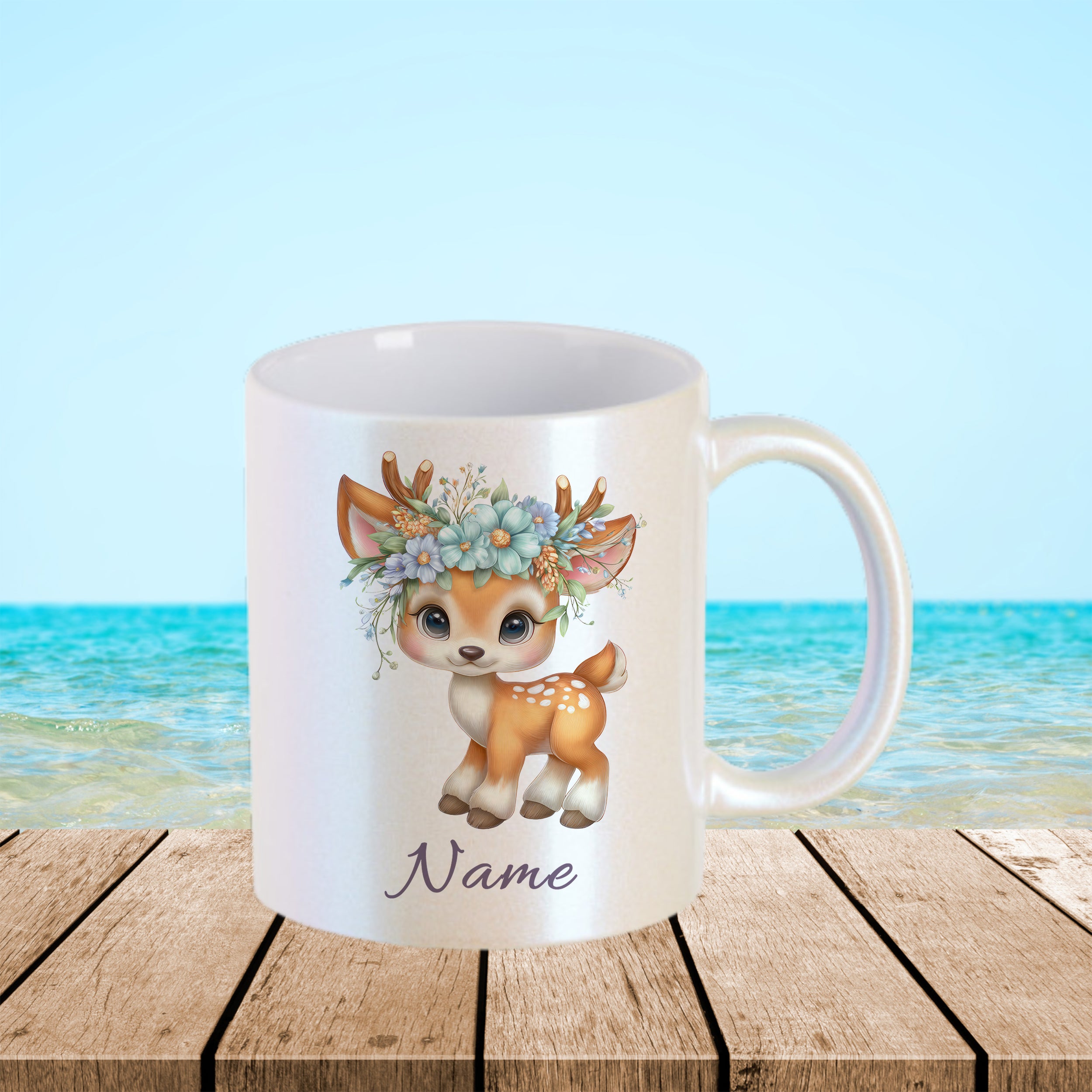 Weiße Tasse mit niedlichem Rehkitz und Blumenkranz.
