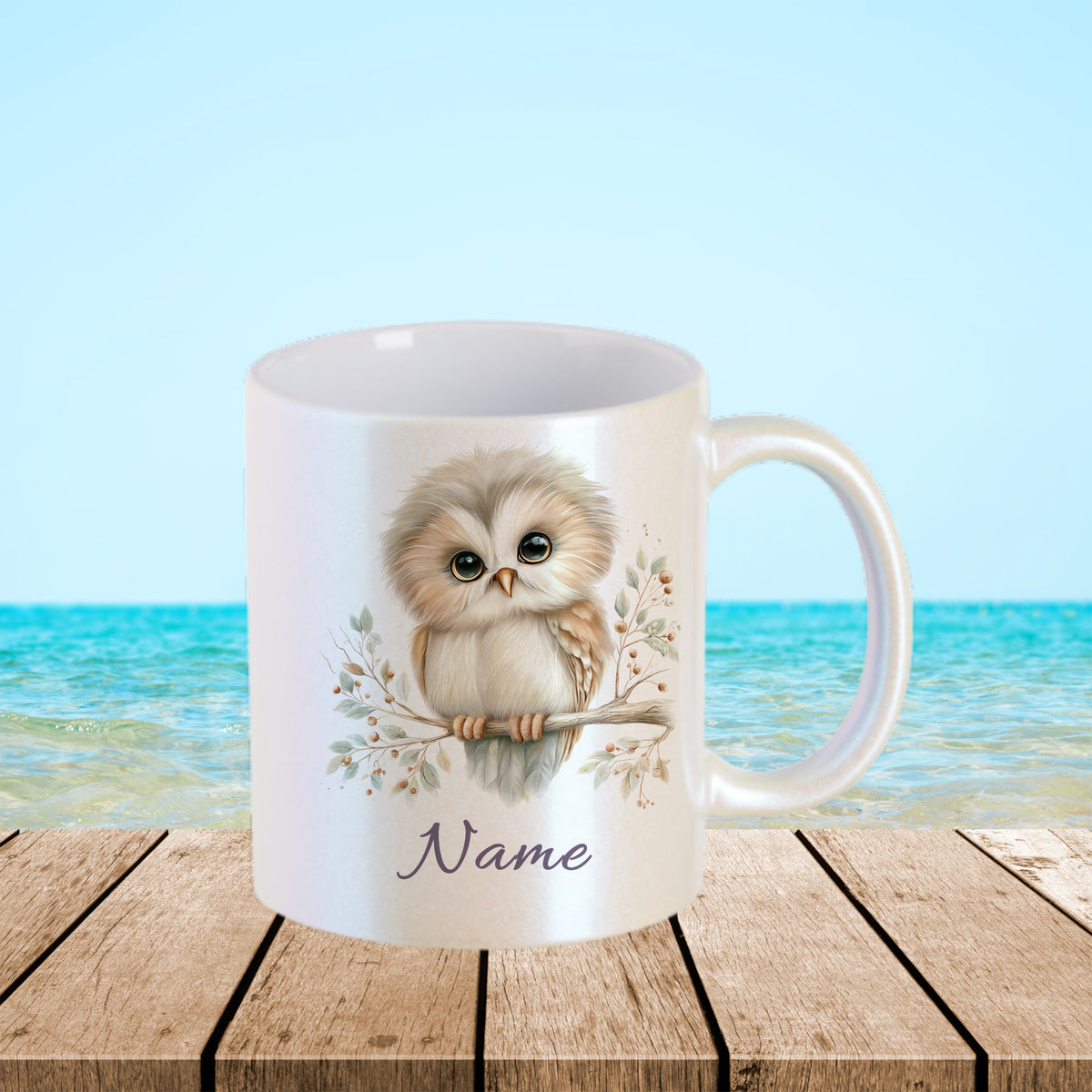 Weiße Tasse mit süßem Eulenmotiv und personalisierbarem Namen.