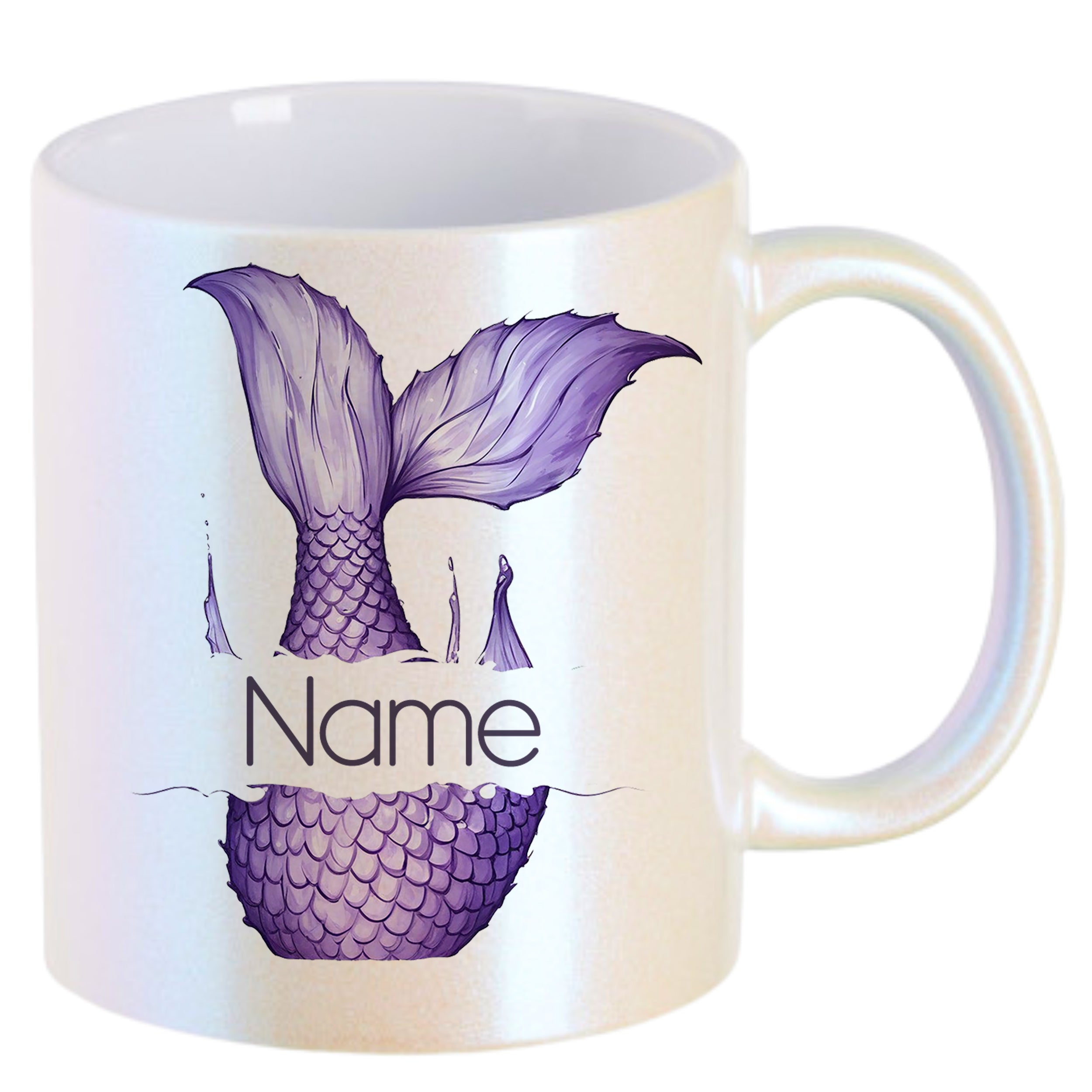 Tasse mit lila Meerjungfrauenflosse und personalisiertem Namen.