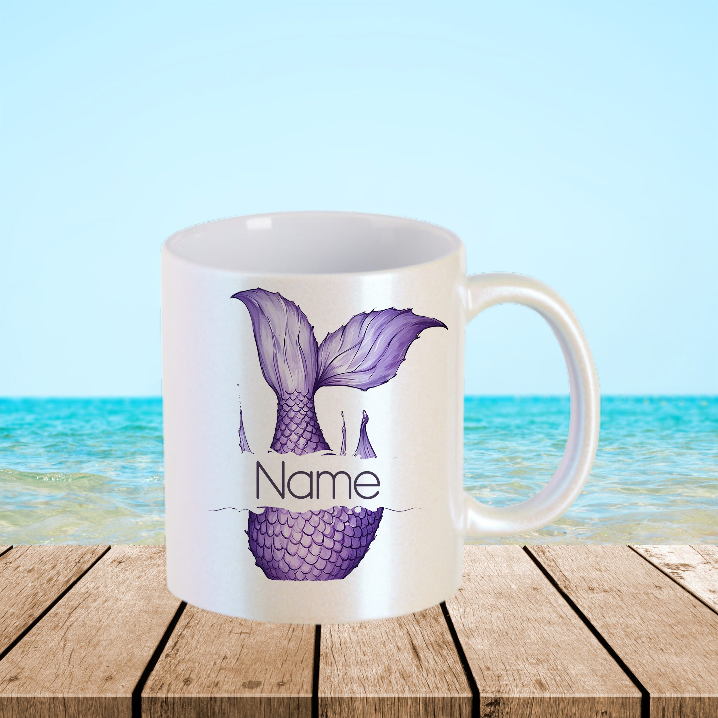 Tasse mit lila Meerjungfrauenmotiv und Platz für Namen.