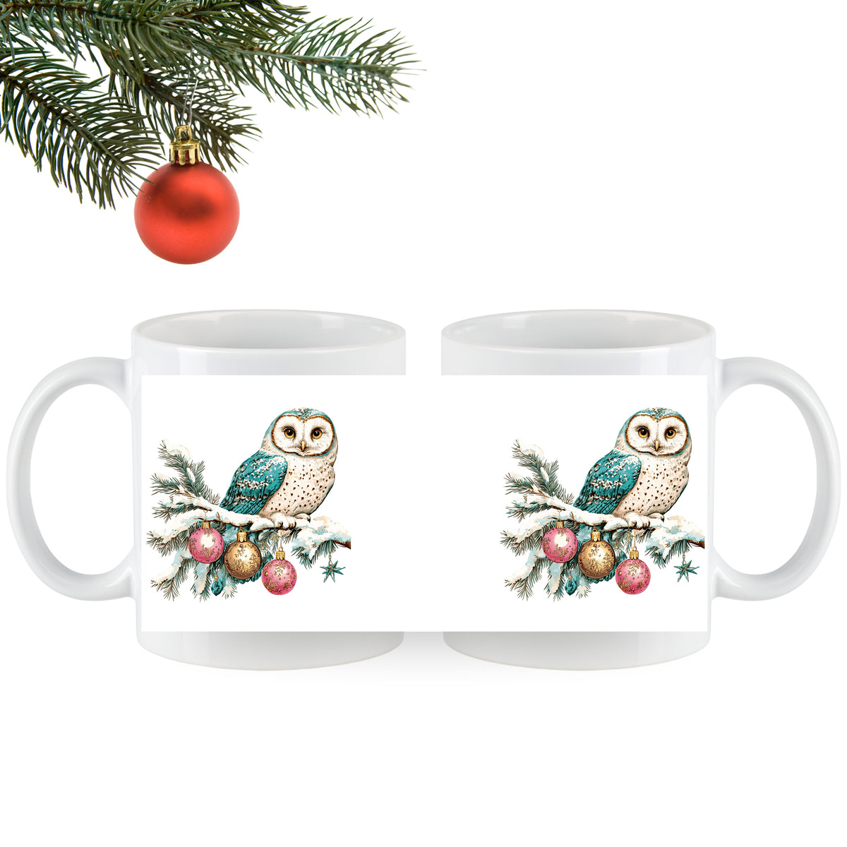 Weiße Tassen mit Eule, Weihnachtsbaumkugeln und Tannenzweigen.