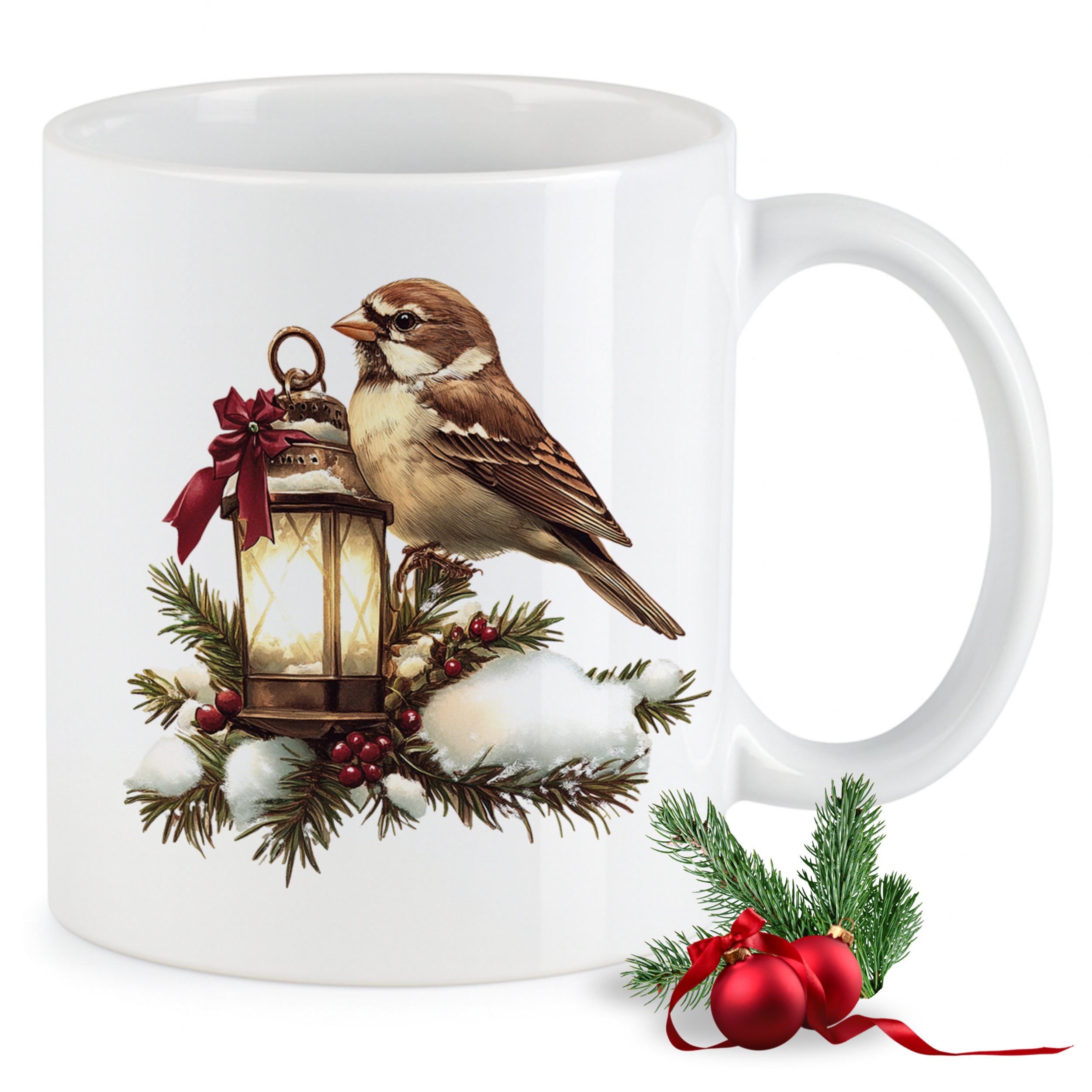 Weißer Kaffeebecher mit Vogel und Laterne, weihnachtliche Dekoration.