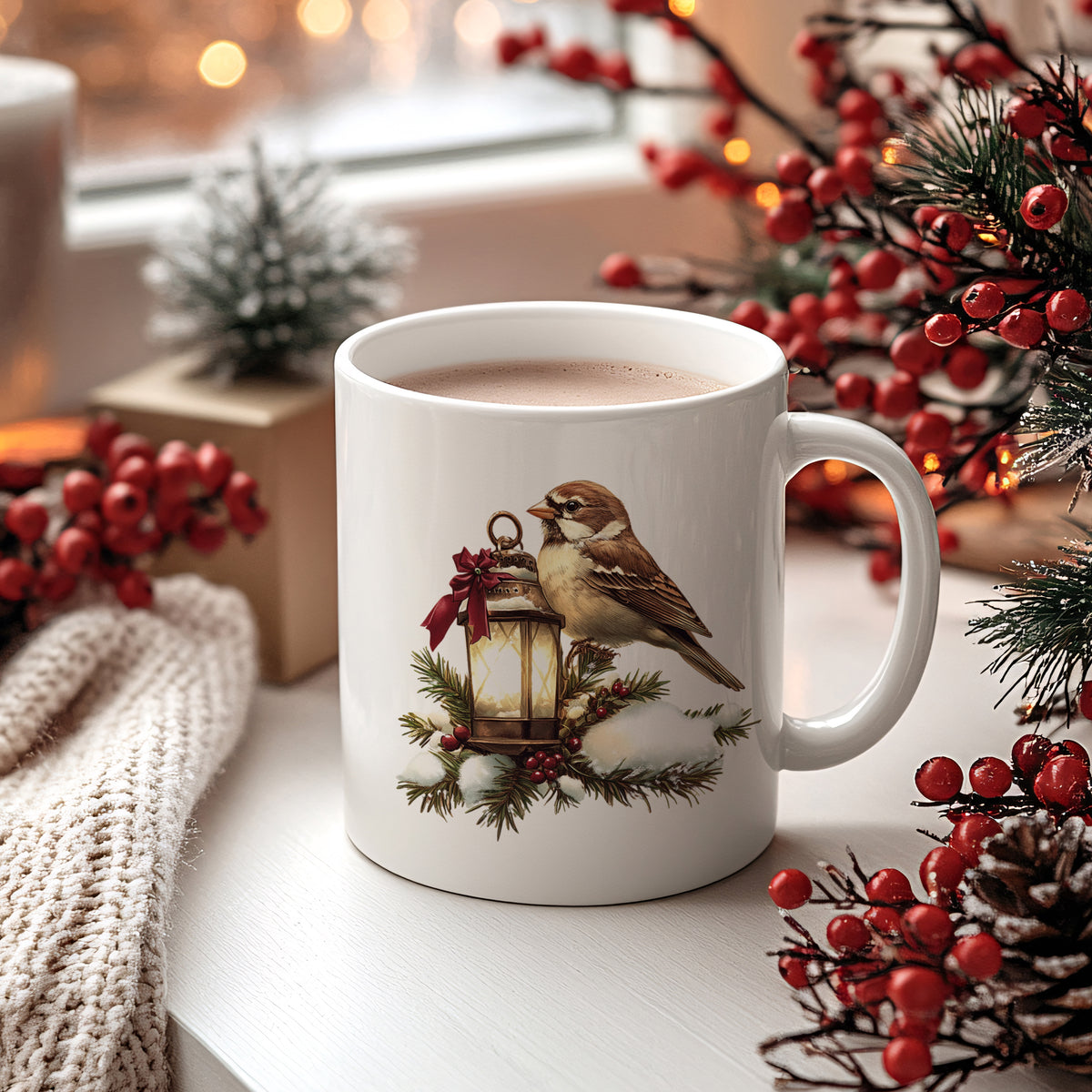 Weißer Kaffeebecher mit Vogel und Laterne, winterliche Dekoration.