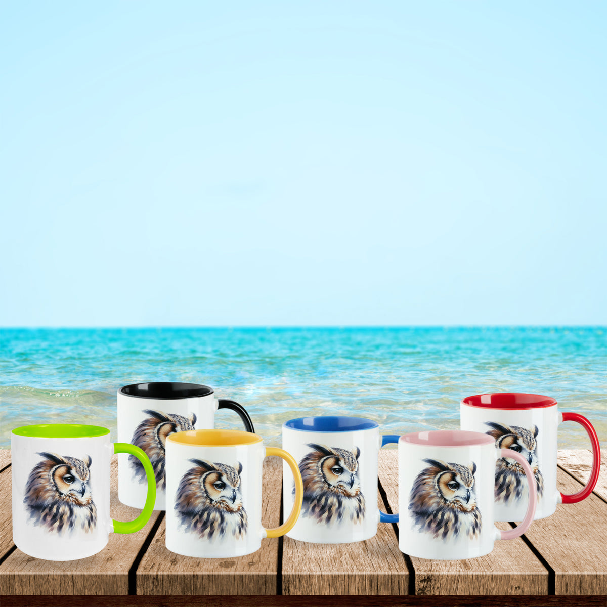 Bunte Tassen mit Eulenmotiv am Strand.