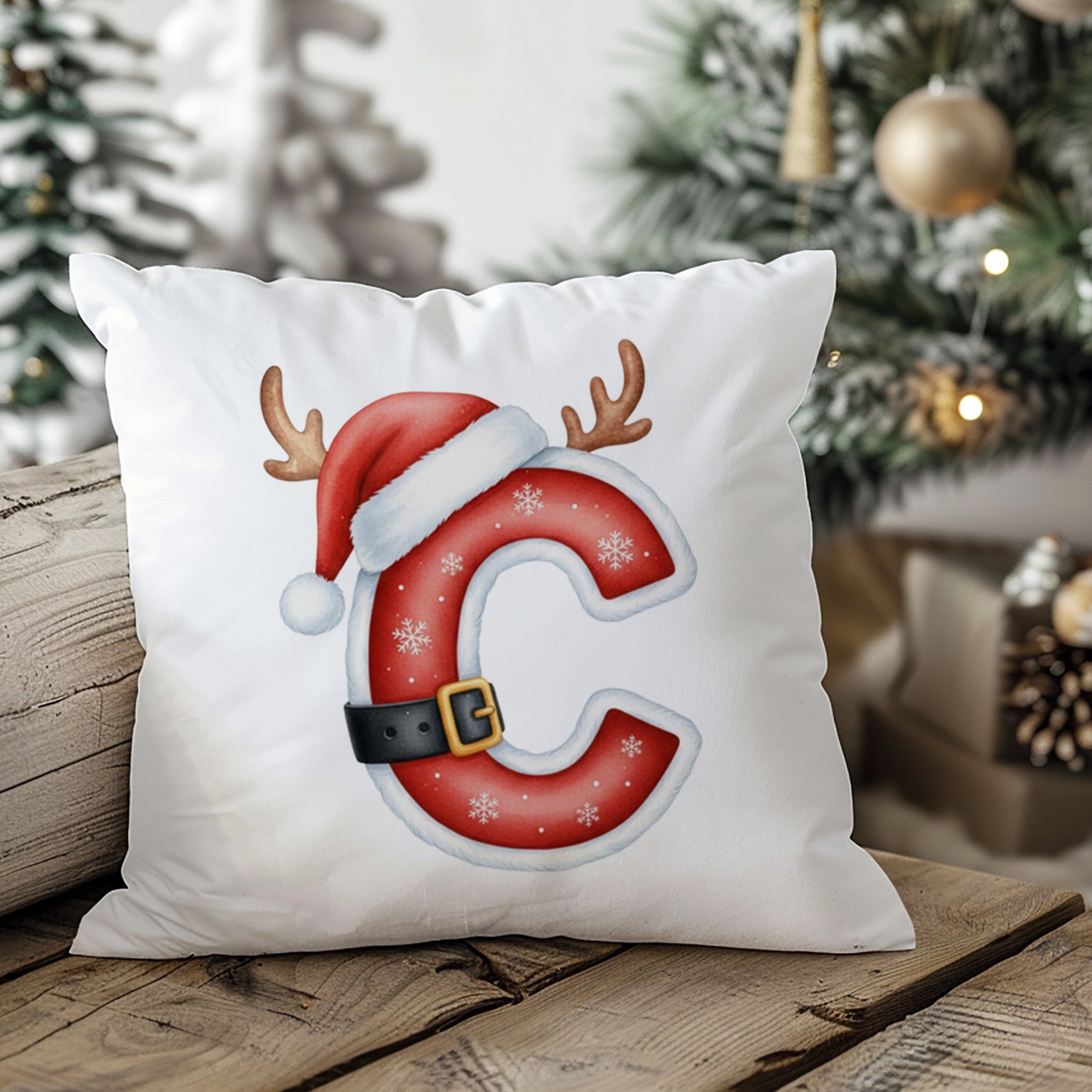 Rote Weihnachtskissen mit Buchstaben C, Geweih und Mütze.