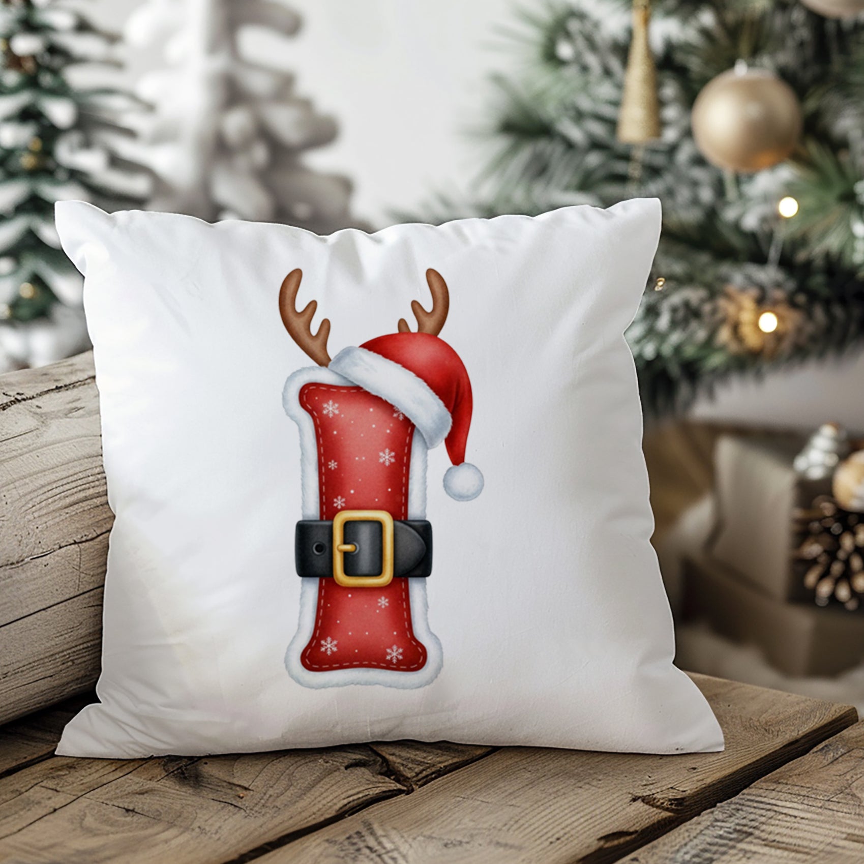 Rotes Kissen mit Rentier-Motiv und Weihnachtsmütze.