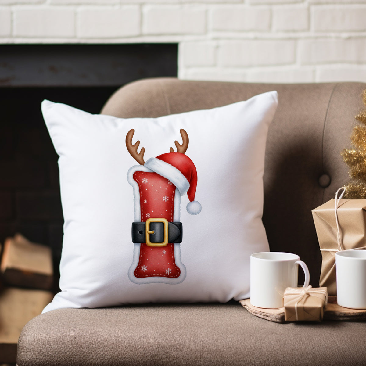 Weihnachtliches Kissen mit rotem Design, Rentiergeweih und Mütze.