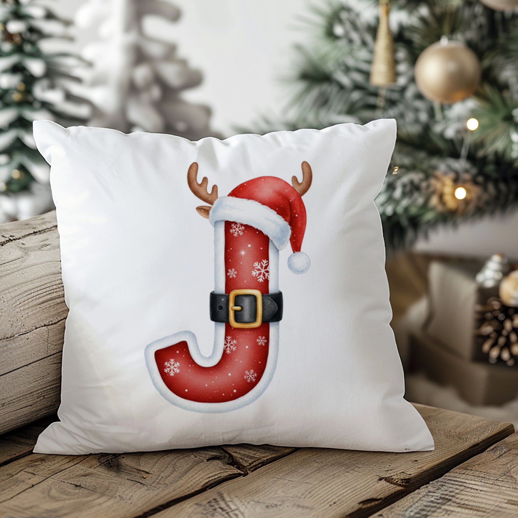 Kissen mit rotem Weihnachtsbuchstaben J und Rentierohren.