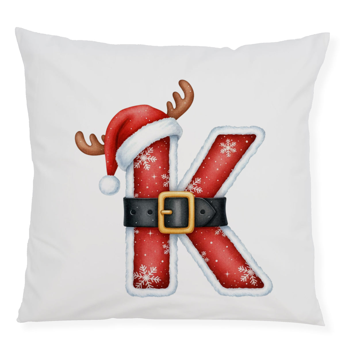 Kissen mit rotem Buchstaben K, Weihnachtsmütze und Schneeflocken.