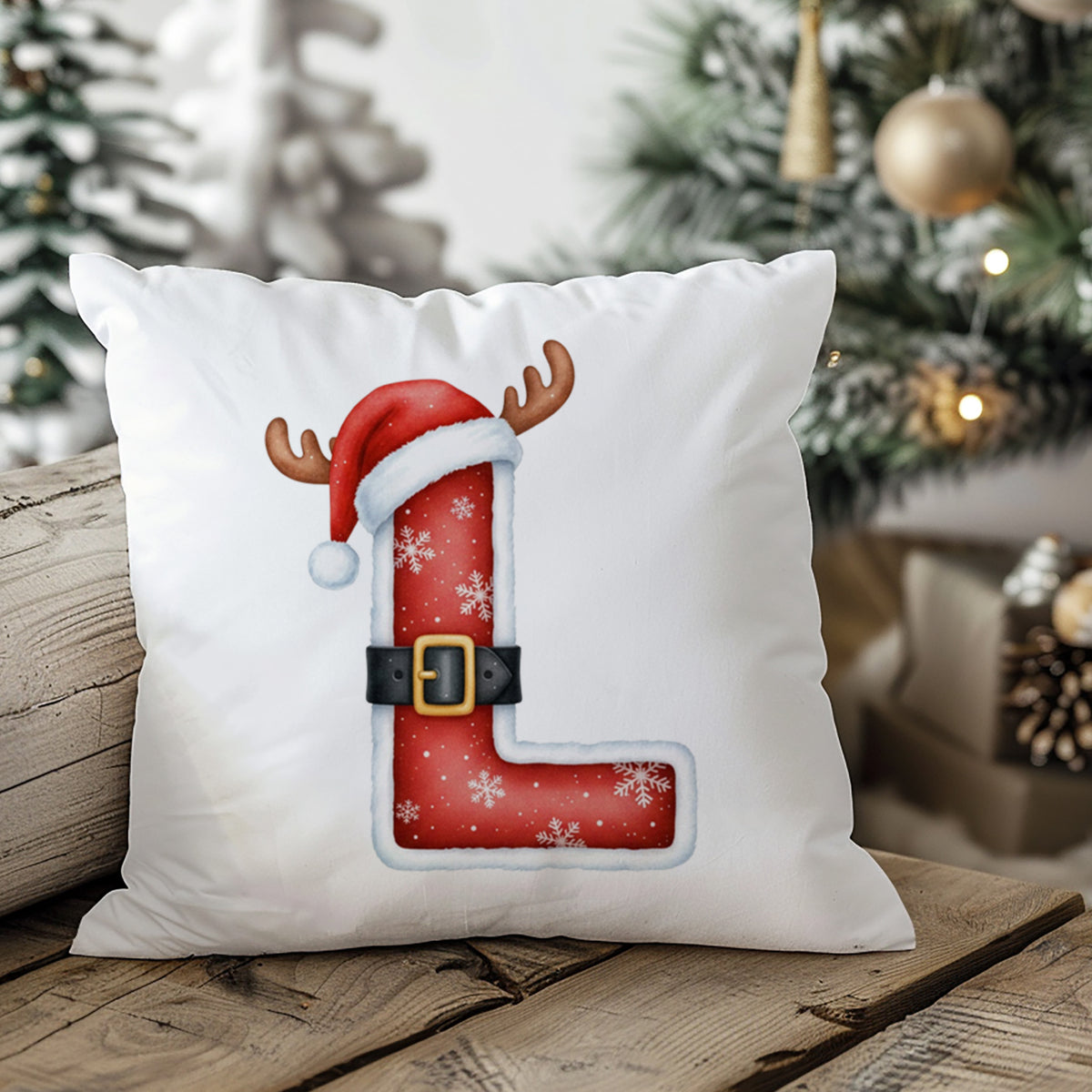Kissen mit rotem Weihnachtsbuchstaben L und Weihnachtsmütze.