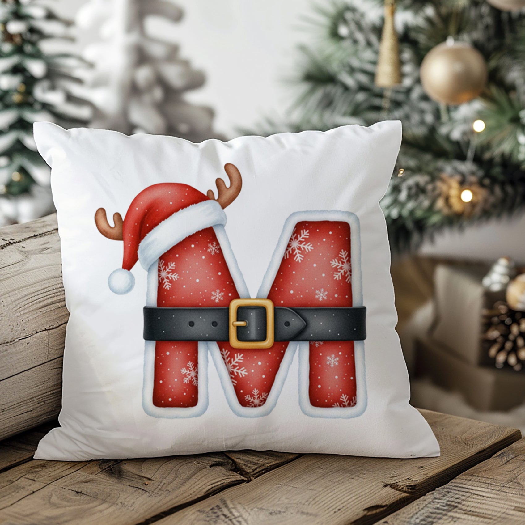 Kissen mit rotem, weihnachtlichem Buchstaben M und Weihnachtsmütze.