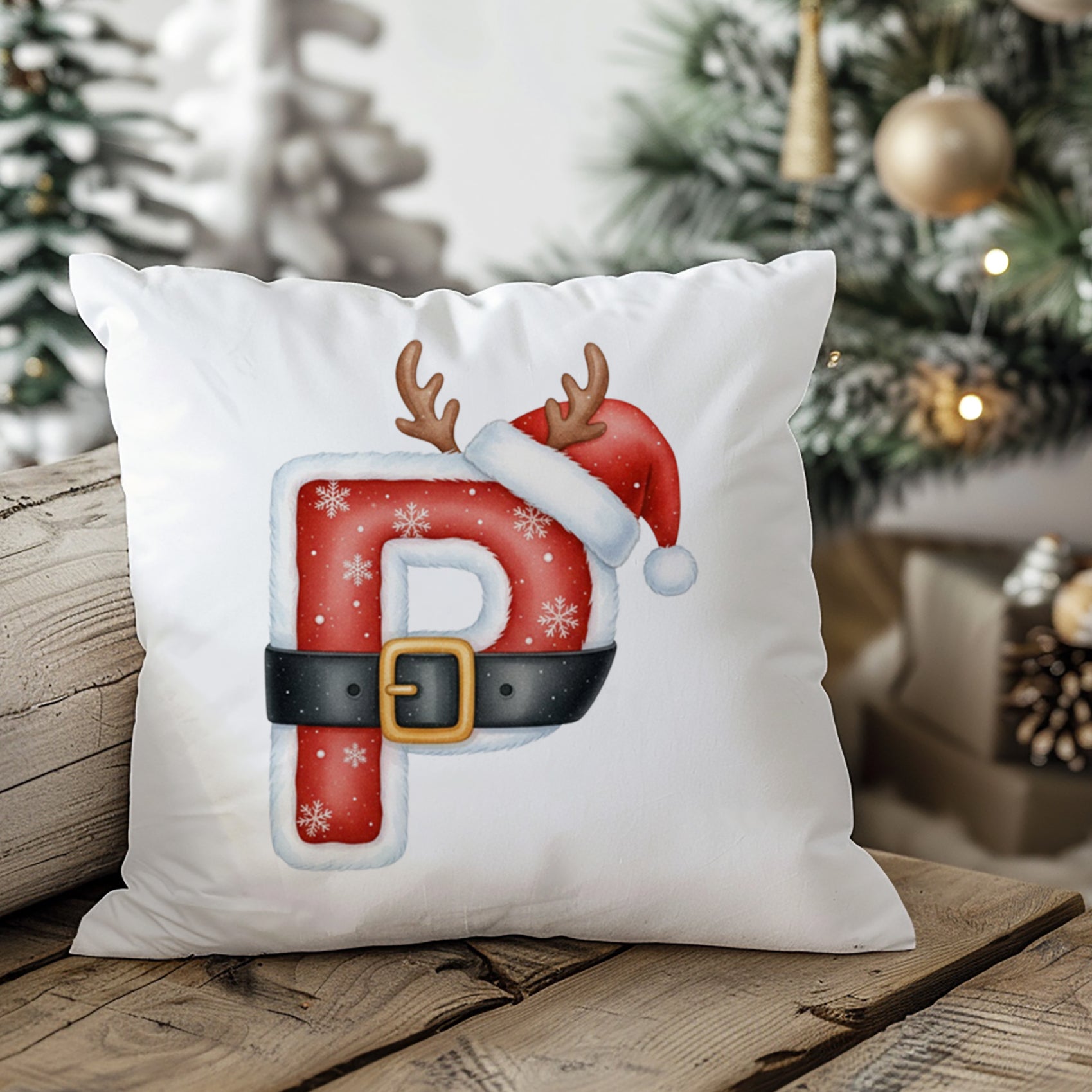 Weihnachtliches Kissen mit rotem "P", Rentiergeweih und Weihnachtsmütze.