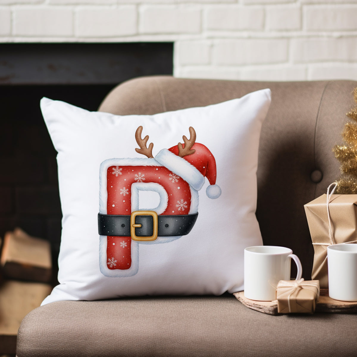 Weißes Kissen mit rotem, weihnachtlichem "P" und Santa-Hut.