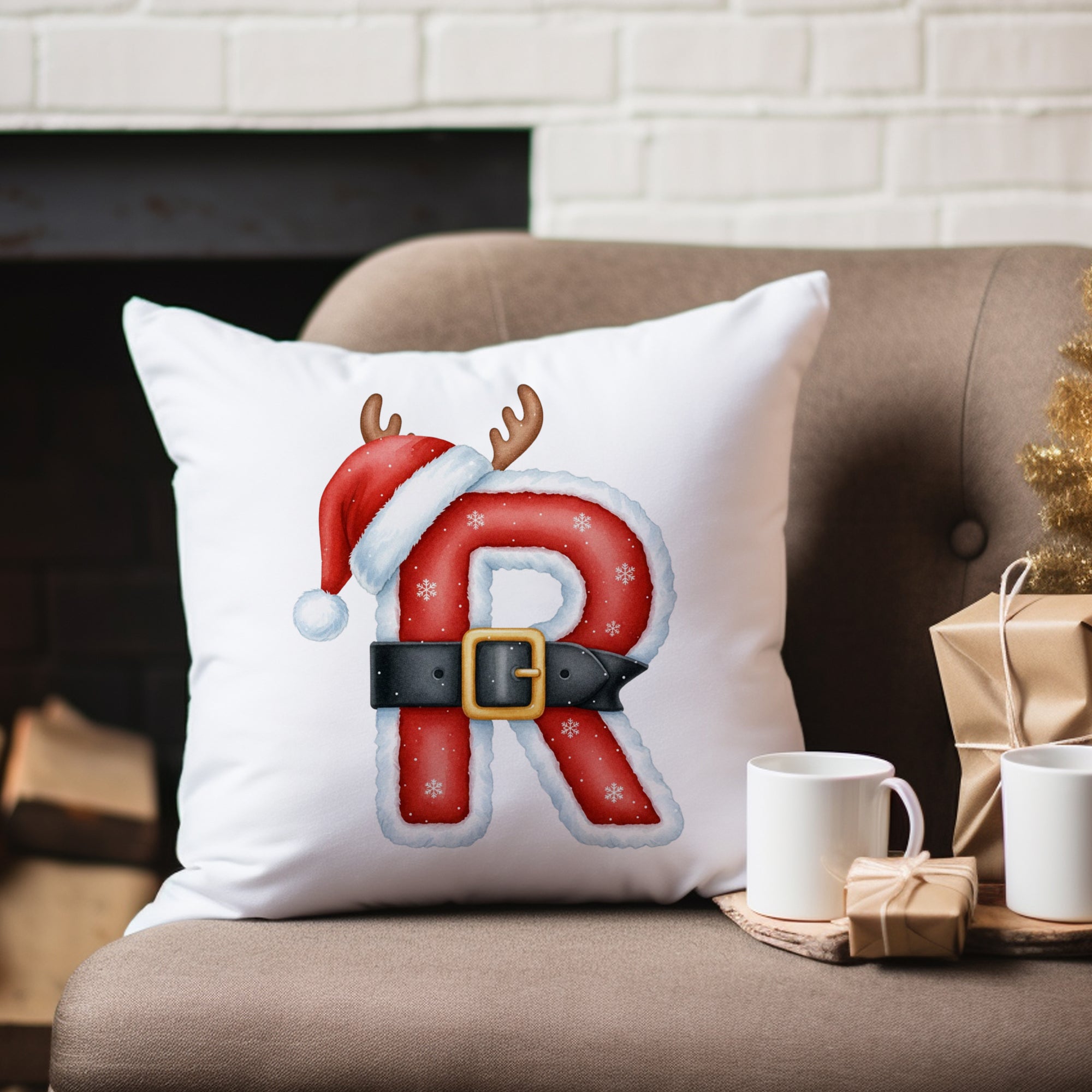 Rote Weihnachtskissen mit Buchstaben R, Weihnachtsmannhut und Gürtel.