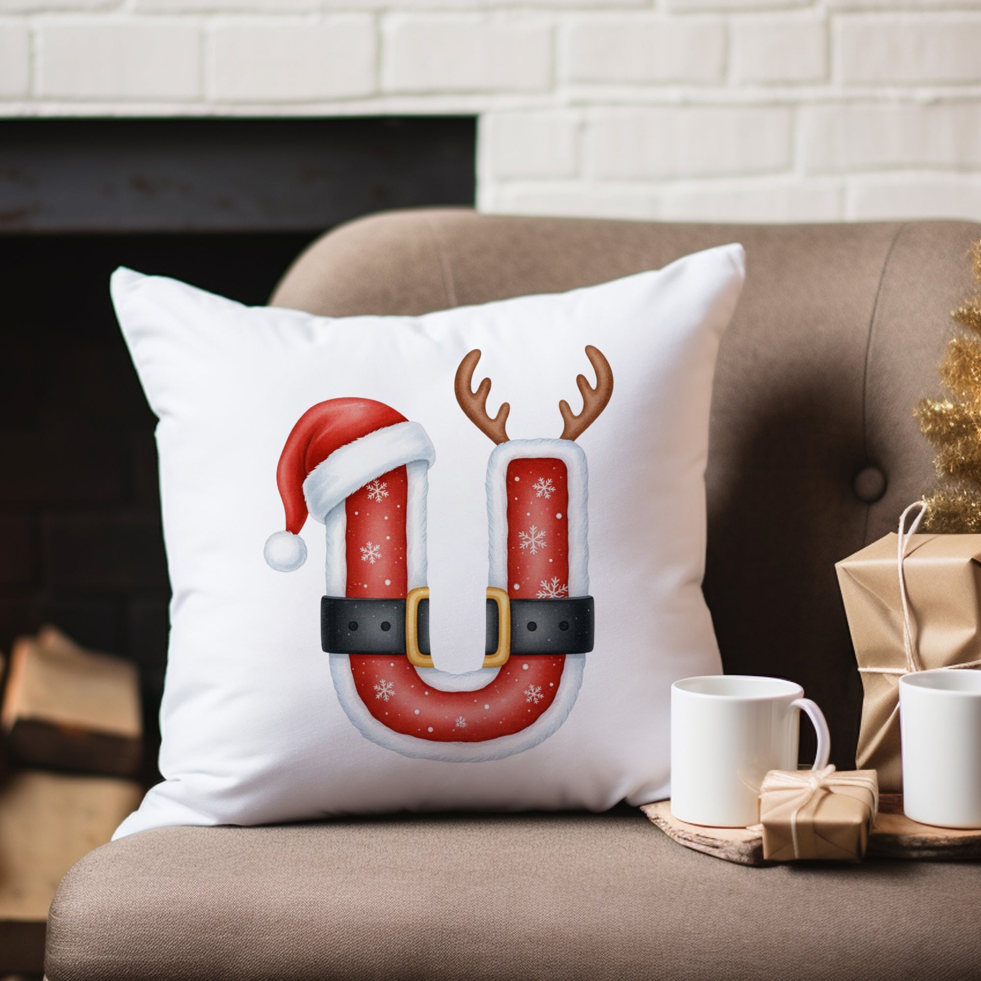 Weißes Kissen mit rotem Weihnachtsmotiv und Buchstaben U.