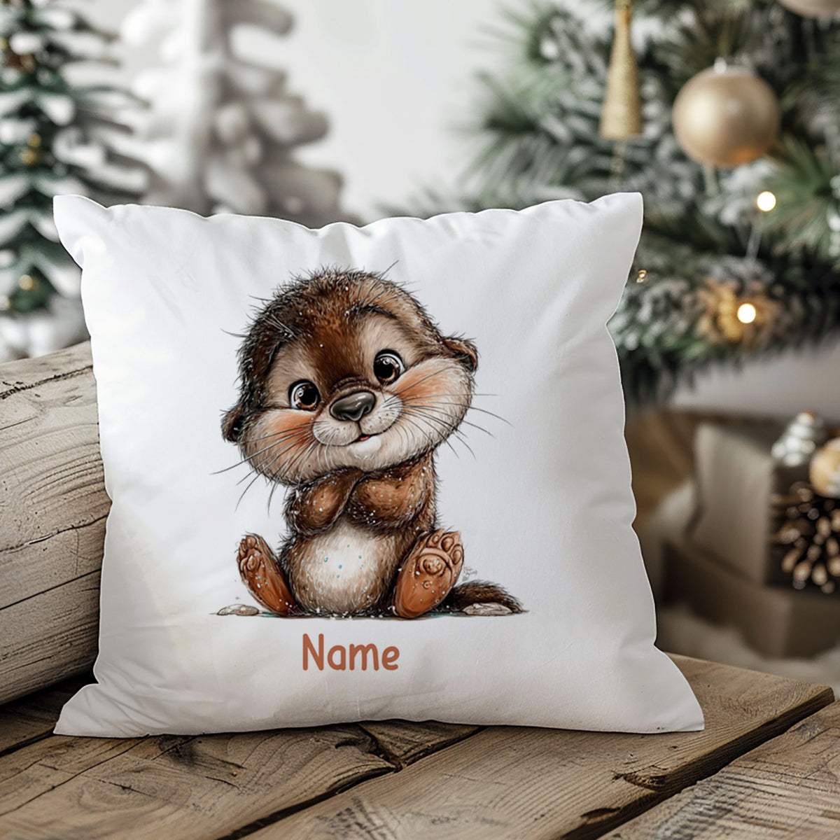 Kissenbezug mit Ottermotiv und Wunschname in winterlicher Wohnszene