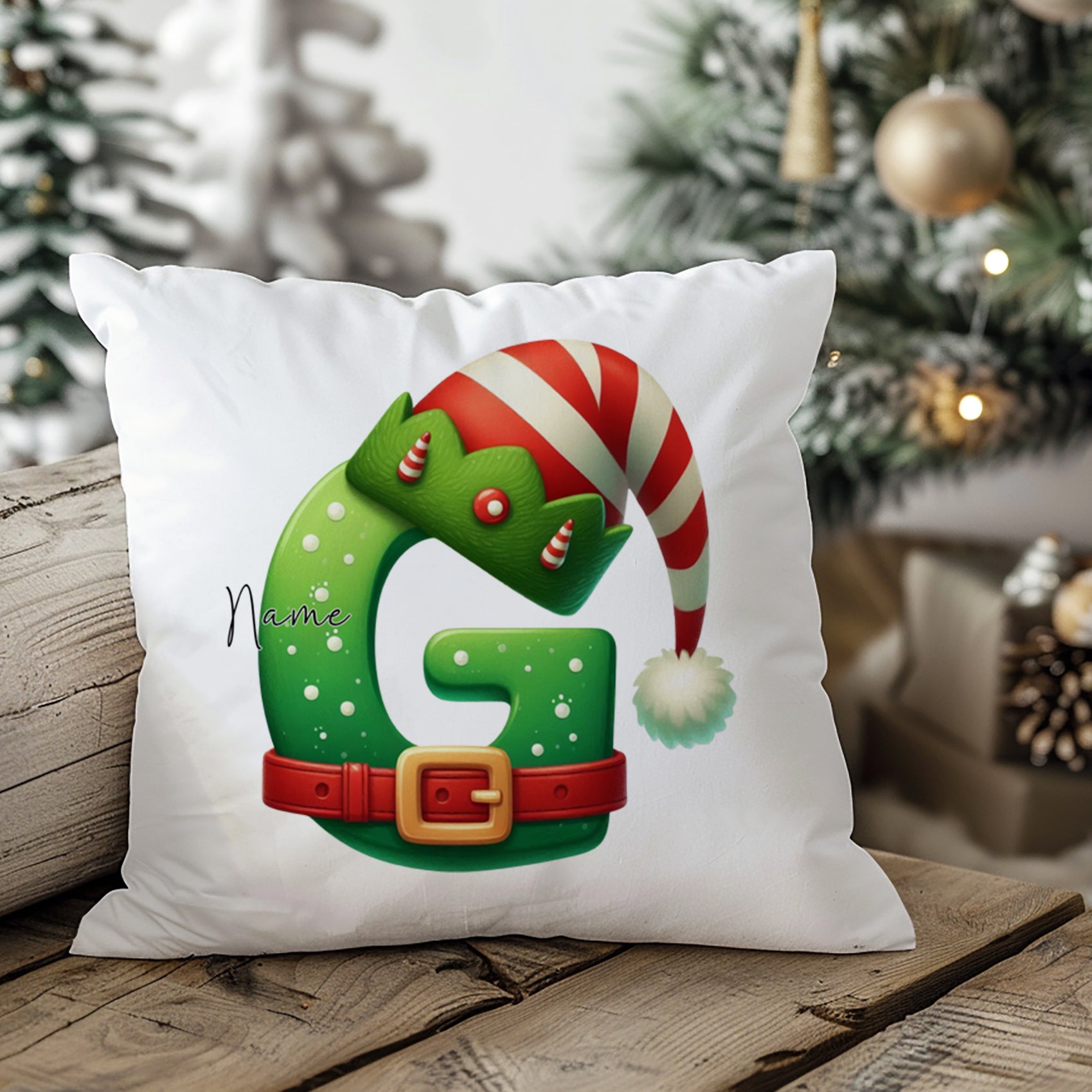 Grüner Kissenbezug mit Weihnachtsmann-Hut und G-Motiv.