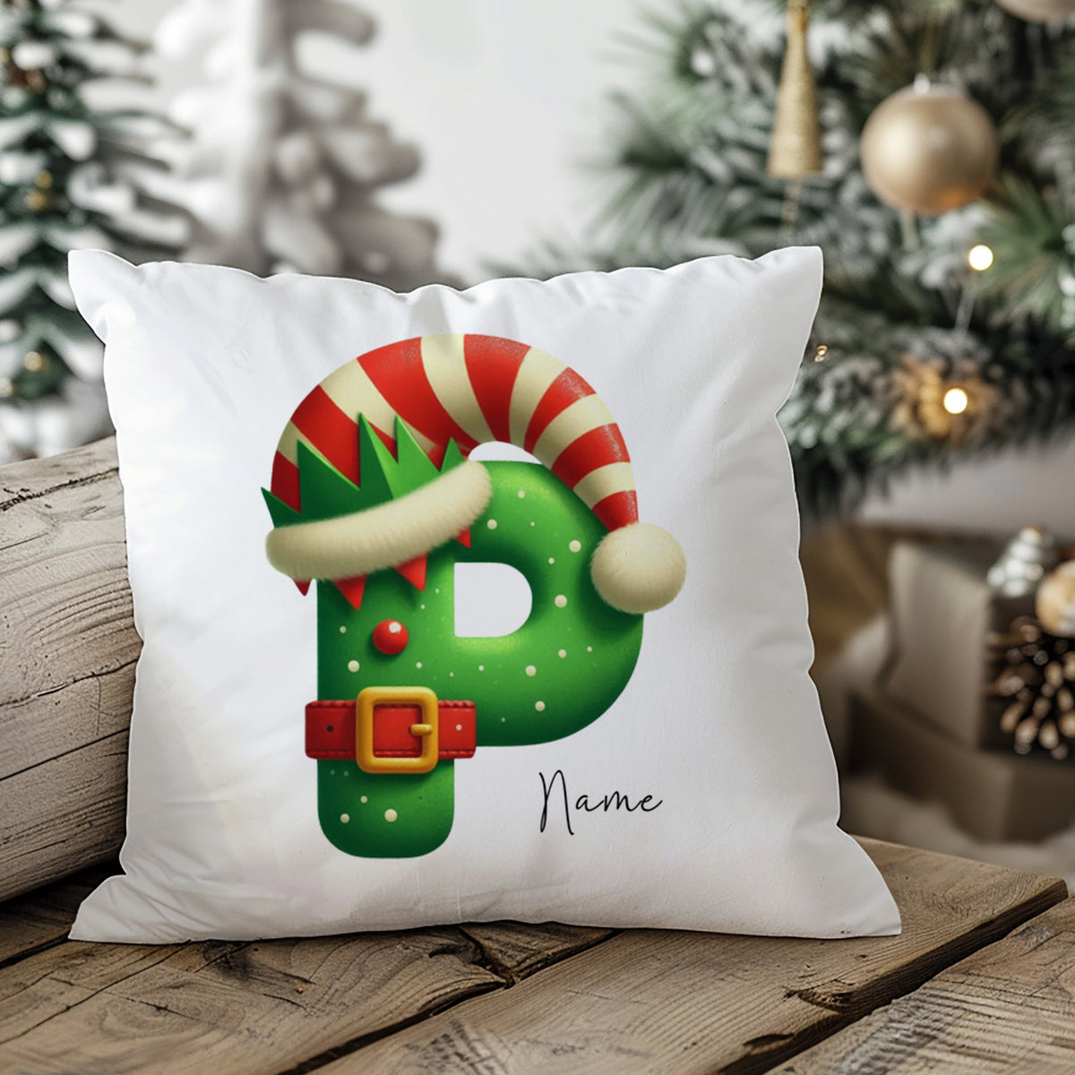 Grüner Weihnachtskissenbezug mit Buchstaben P und Mütze.