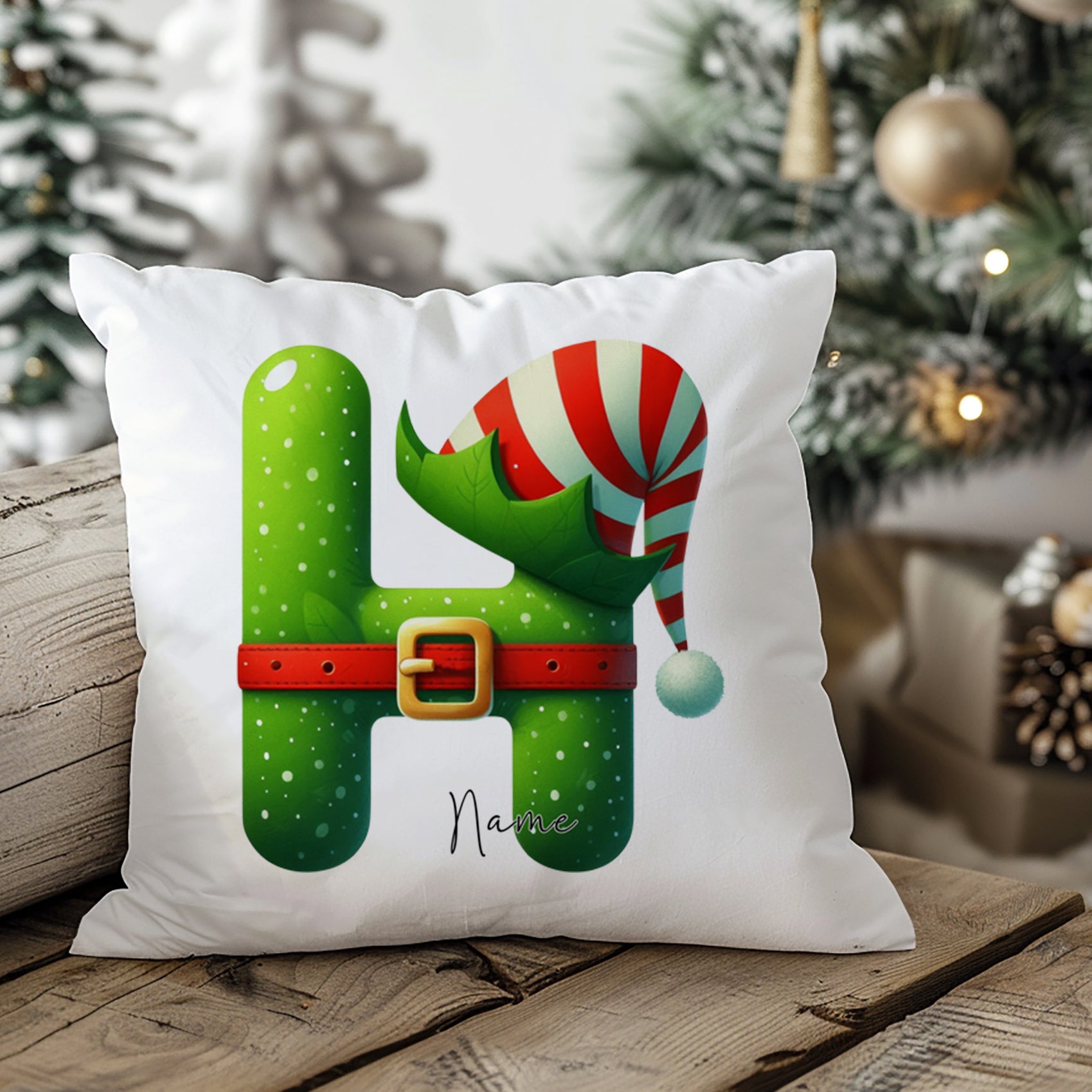 Grünes Kissen mit Weihnachtsmann-Hut und personalisierbarem Namen.